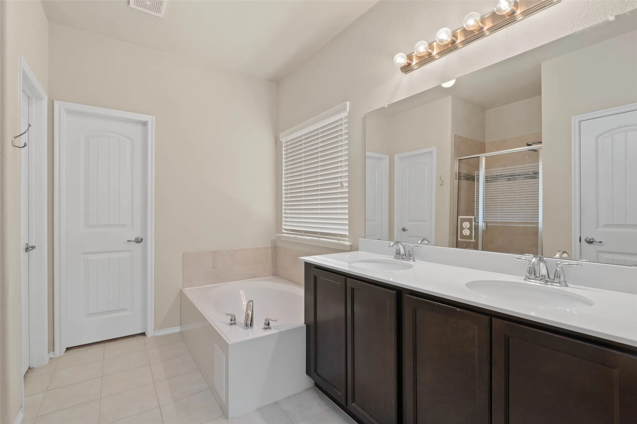 Single Family Residence For Sale in Collin County , 9813 Cottontail Lane, Mc Kinney, Texas 75071, 3 Bedroom, 3 Bathroom, 2 Garage spaces, 2,213 Sqft, built in 2015, mls#21352286, Real Estate Agent in Mc Kinney, Homes For Sale in Collin county, Homes For Sale in Mc Kinney, Realtor in Mc Kinney Texas, Real Estate Brokerage Independent Realty Texas, Luminita Cordes Realtor