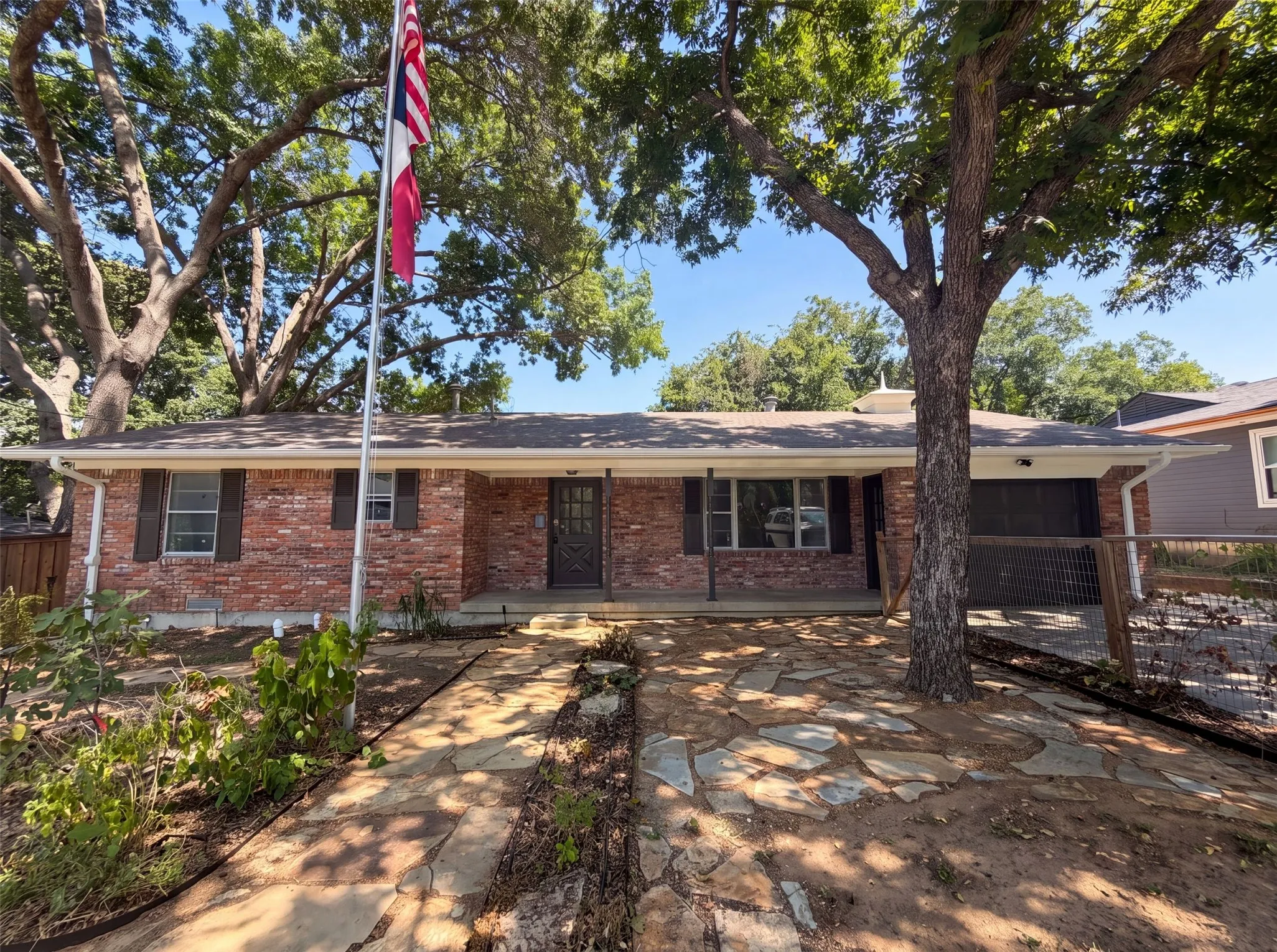 Single Family Residence For Sale in Collin County , 808 Griffin Street, Mc Kinney, Texas 75069, 3 Bedroom, 2 Bathroom, 1 Garage spaces, 1,807 Sqft, built in 1966, mls#21359411, Real Estate Agent in Mc Kinney, Homes For Sale in Collin county, Homes For Sale in Mc Kinney, Realtor in Mc Kinney Texas, Real Estate Brokerage Independent Realty Texas, Luminita Cordes Realtor