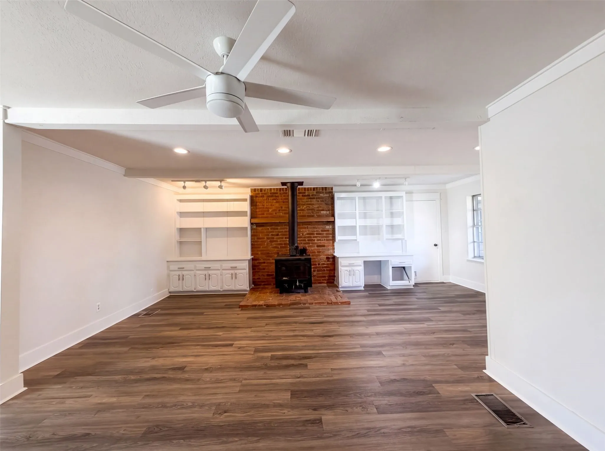 Single Family Residence For Sale in Collin County , 808 Griffin Street, Mc Kinney, Texas 75069, 3 Bedroom, 2 Bathroom, 1 Garage spaces, 1,807 Sqft, built in 1966, mls#21359411, Real Estate Agent in Mc Kinney, Homes For Sale in Collin county, Homes For Sale in Mc Kinney, Realtor in Mc Kinney Texas, Real Estate Brokerage Independent Realty Texas, Luminita Cordes Realtor