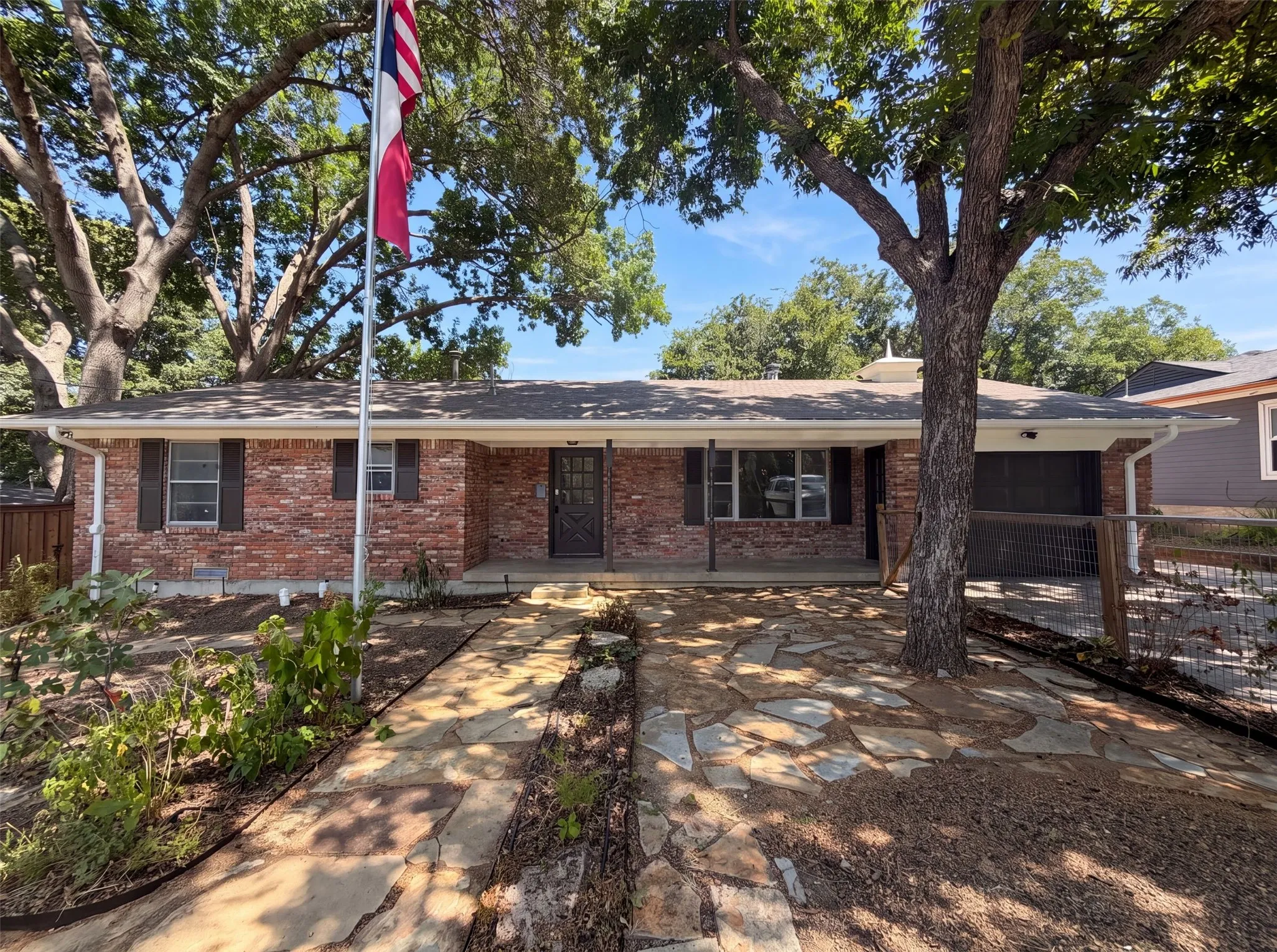 Single Family Residence For Sale in Collin County , 808 Griffin Street, Mc Kinney, Texas 75069, 3 Bedroom, 2 Bathroom, 1 Garage spaces, 1,807 Sqft, built in 1966, mls#21359411, Real Estate Agent in Mc Kinney, Homes For Sale in Collin county, Homes For Sale in Mc Kinney, Realtor in Mc Kinney Texas, Real Estate Brokerage Independent Realty Texas, Luminita Cordes Realtor