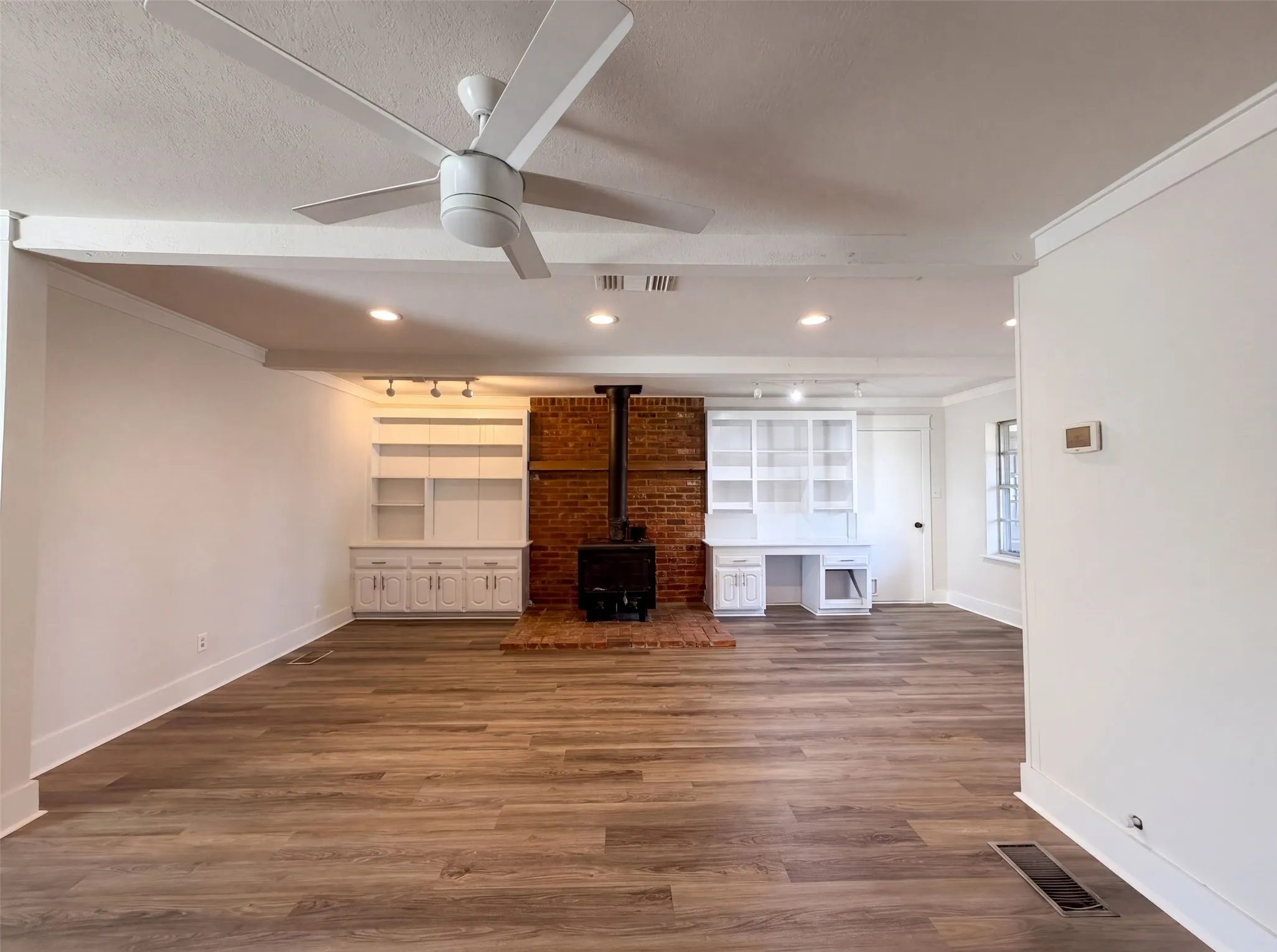Single Family Residence For Sale in Collin County , 808 Griffin Street, Mc Kinney, Texas 75069, 3 Bedroom, 2 Bathroom, 1 Garage spaces, 1,807 Sqft, built in 1966, mls#21359411, Real Estate Agent in Mc Kinney, Homes For Sale in Collin county, Homes For Sale in Mc Kinney, Realtor in Mc Kinney Texas, Real Estate Brokerage Independent Realty Texas, Luminita Cordes Realtor
