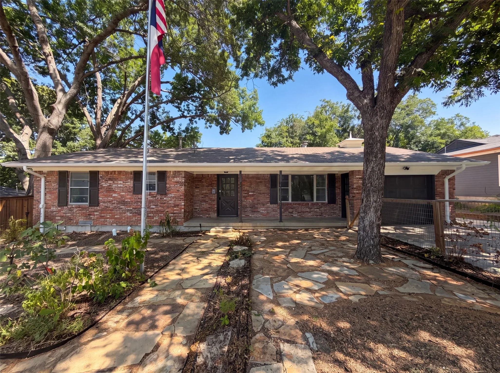 Single Family Residence For Sale in Collin County , 808 Griffin Street, Mc Kinney, Texas 75069, 3 Bedroom, 2 Bathroom, 1 Garage spaces, 1,807 Sqft, built in 1966, mls#21359411, Real Estate Agent in Mc Kinney, Homes For Sale in Collin county, Homes For Sale in Mc Kinney, Realtor in Mc Kinney Texas, Real Estate Brokerage Independent Realty Texas, Luminita Cordes Realtor