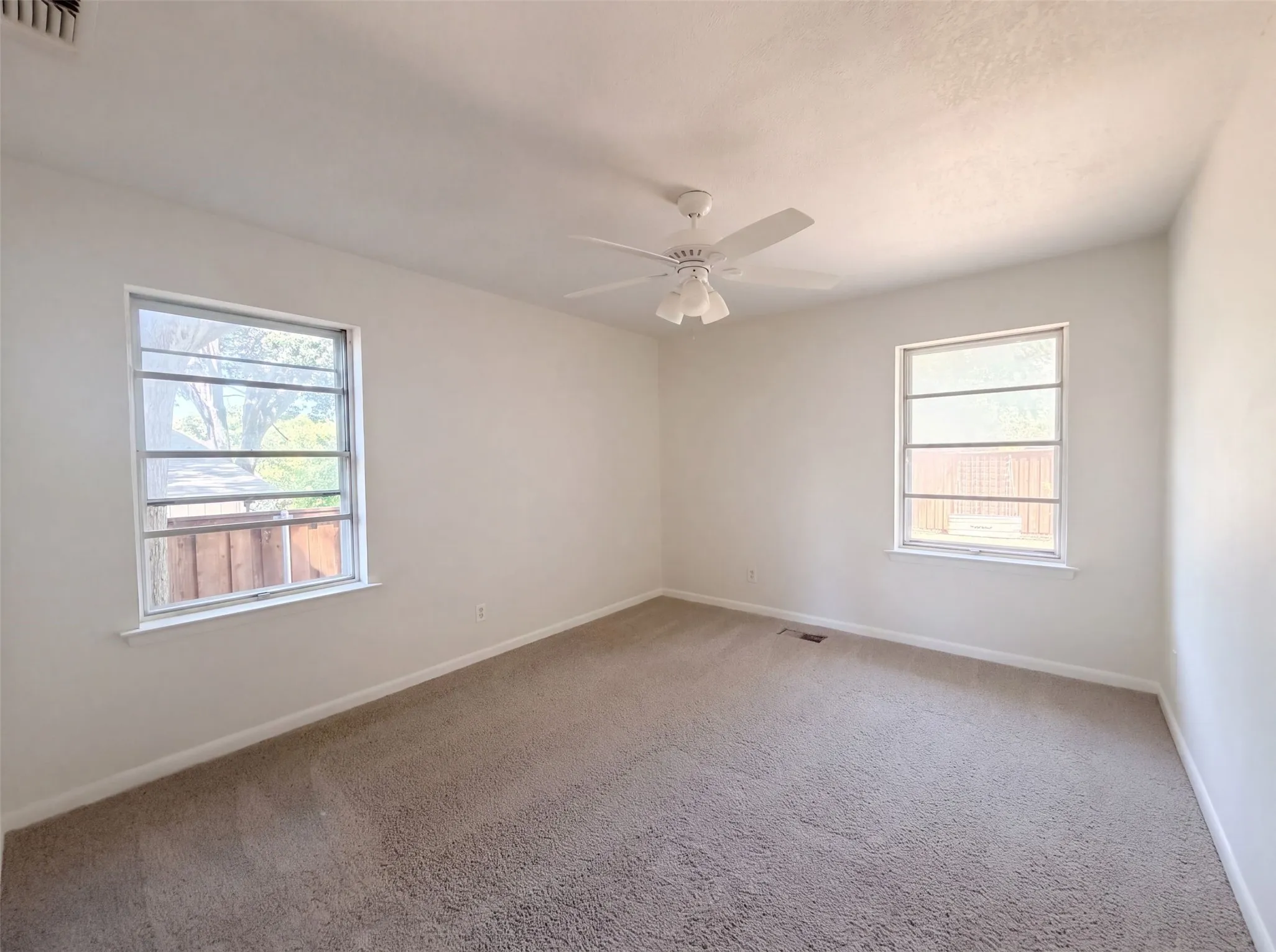 Single Family Residence For Sale in Collin County , 808 Griffin Street, Mc Kinney, Texas 75069, 3 Bedroom, 2 Bathroom, 1 Garage spaces, 1,807 Sqft, built in 1966, mls#21359411, Real Estate Agent in Mc Kinney, Homes For Sale in Collin county, Homes For Sale in Mc Kinney, Realtor in Mc Kinney Texas, Real Estate Brokerage Independent Realty Texas, Luminita Cordes Realtor