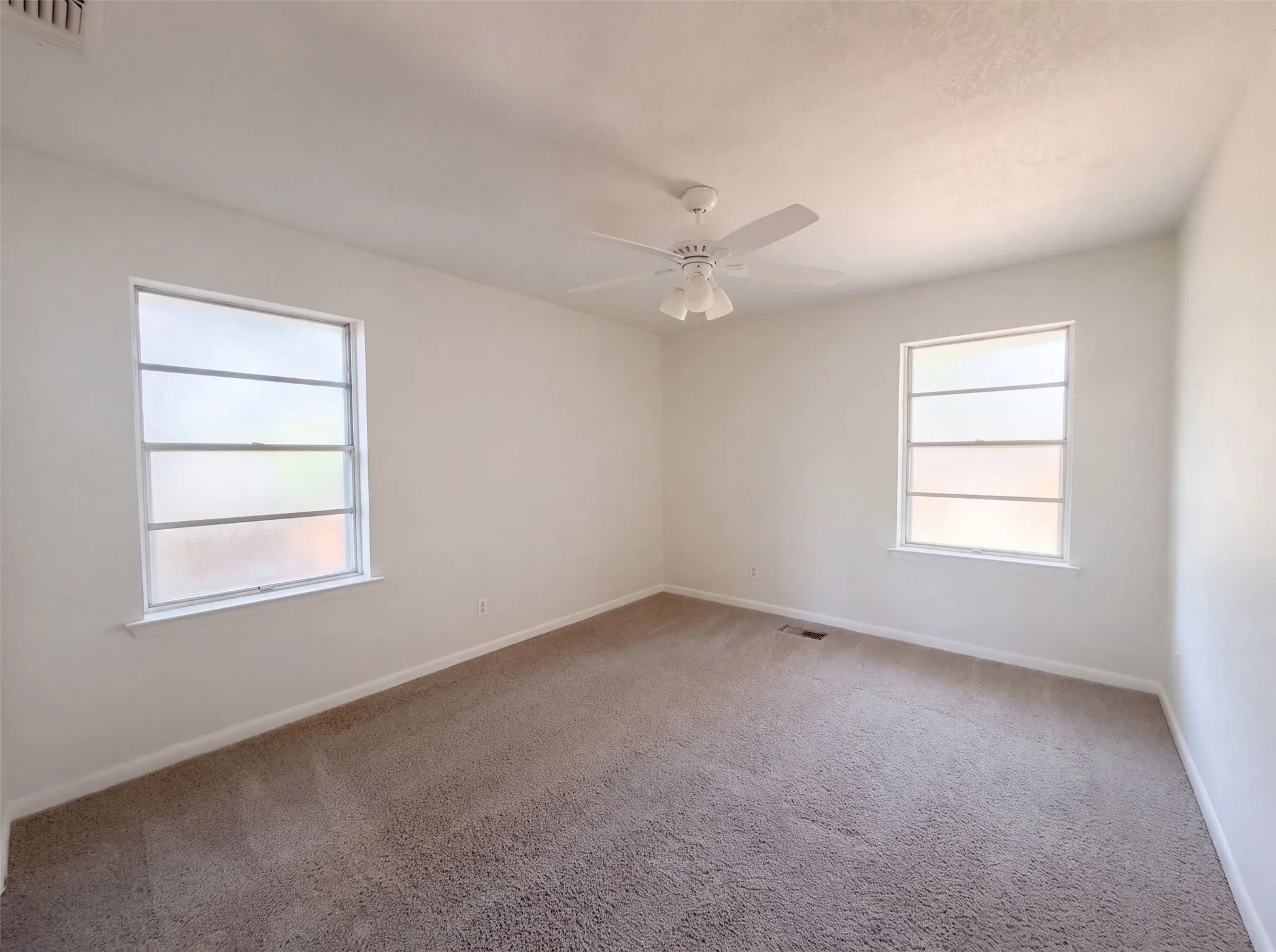 Single Family Residence For Sale in Collin County , 808 Griffin Street, Mc Kinney, Texas 75069, 3 Bedroom, 2 Bathroom, 1 Garage spaces, 1,807 Sqft, built in 1966, mls#21359411, Real Estate Agent in Mc Kinney, Homes For Sale in Collin county, Homes For Sale in Mc Kinney, Realtor in Mc Kinney Texas, Real Estate Brokerage Independent Realty Texas, Luminita Cordes Realtor