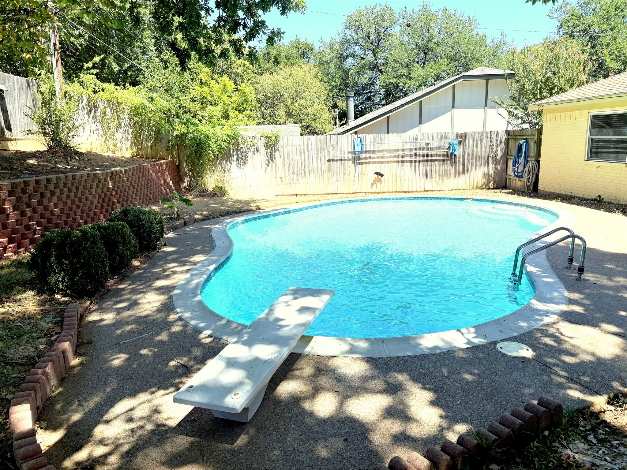 Single Family Residence For Sale in Tarrant County , 4105 Gentle Springs Drive, Arlington, Texas 76001, 3 Bedroom, 2 Bathroom, 2 Garage spaces, 1,395 Sqft, built in 1984, mls#21358890, Real Estate Agent in Arlington, Homes For Sale in Tarrant county, Homes For Sale in Arlington, Realtor in Arlington Texas, Real Estate Brokerage Independent Realty Texas, Luminita Cordes Realtor