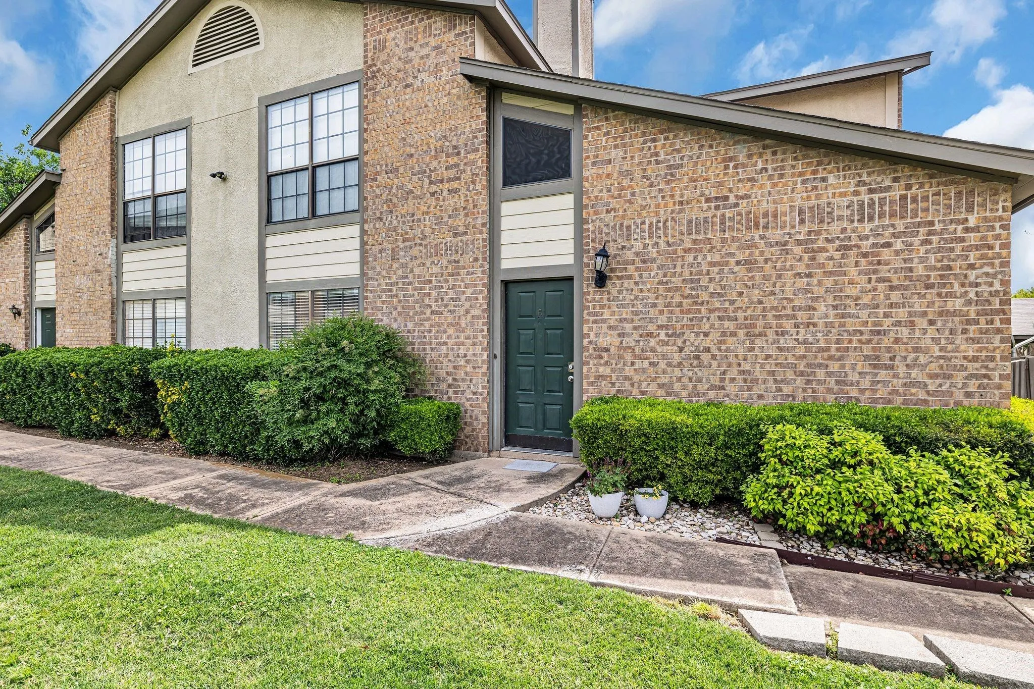 Townhouse For Rent in Tarrant County , 332 W Harwood Road B, Hurst, Texas 76054, 3 Bedroom, 2 Bathroom, Garage spaces, 1,200 Sqft, built in 1985, mls#21358477, Real Estate Agent in Hurst, Homes For Rent in Tarrant county, Homes For Rent in Hurst, Realtor in Hurst Texas, Real Estate Brokerage Independent Realty Texas, Luminita Cordes Realtor