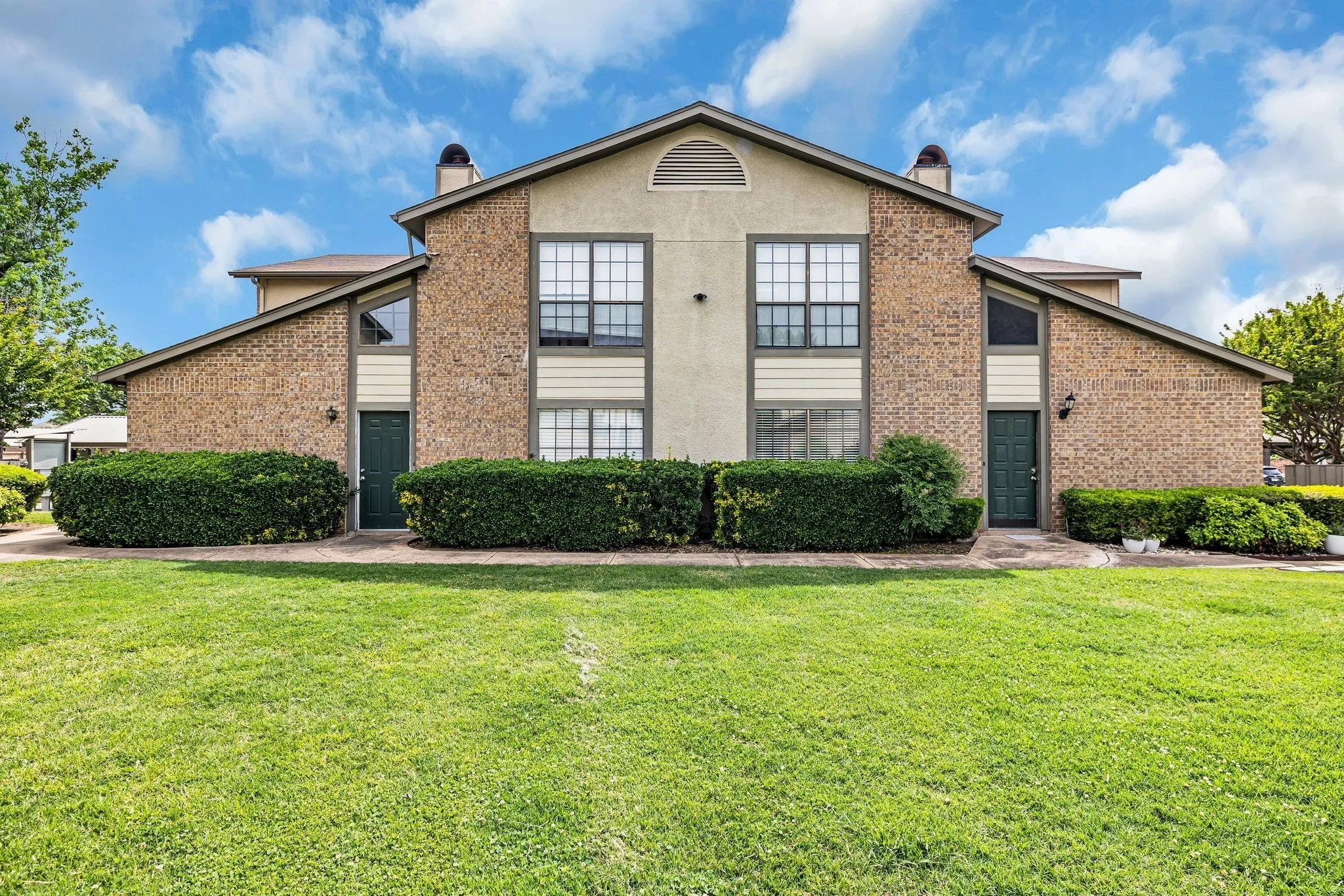 Townhouse For Rent in Tarrant County , 332 W Harwood Road B, Hurst, Texas 76054, 3 Bedroom, 2 Bathroom, Garage spaces, 1,200 Sqft, built in 1985, mls#21358477, Real Estate Agent in Hurst, Homes For Rent in Tarrant county, Homes For Rent in Hurst, Realtor in Hurst Texas, Real Estate Brokerage Independent Realty Texas, Luminita Cordes Realtor