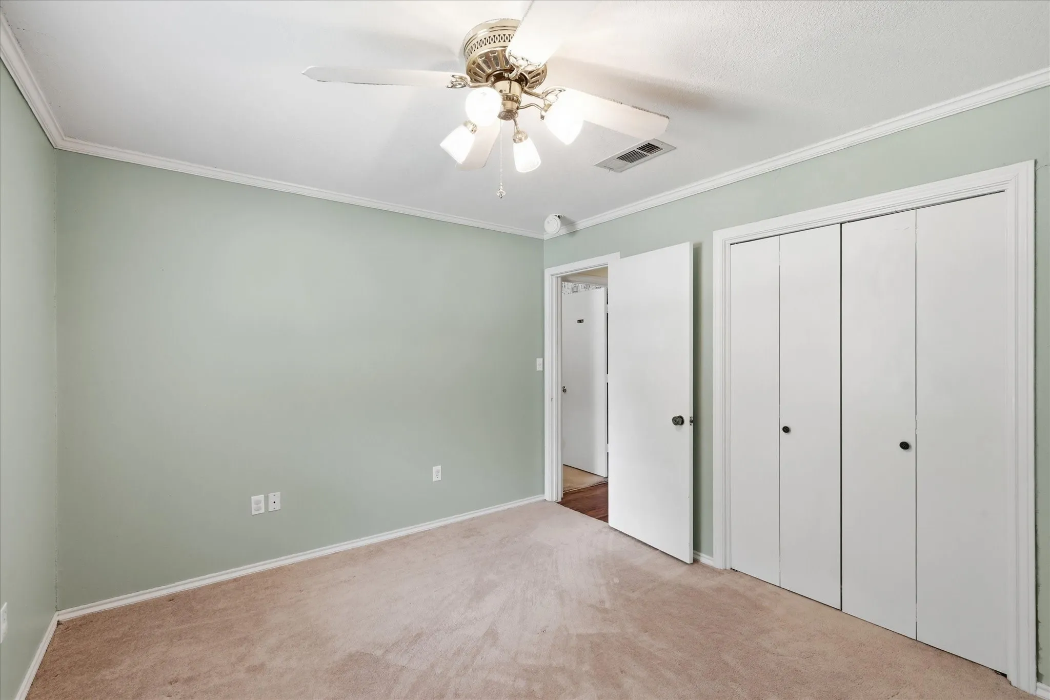 Single Family Residence For Sale in Denton County , 112 Diane Drive, Sanger, Texas 76266, 4 Bedroom, 2 Bathroom, 4 Garage spaces, 2,099 Sqft, built in 1983, mls#21358650, Real Estate Agent in Sanger, Homes For Sale in Denton county, Homes For Sale in Sanger, Realtor in Sanger Texas, Real Estate Brokerage Independent Realty Texas, Luminita Cordes Realtor