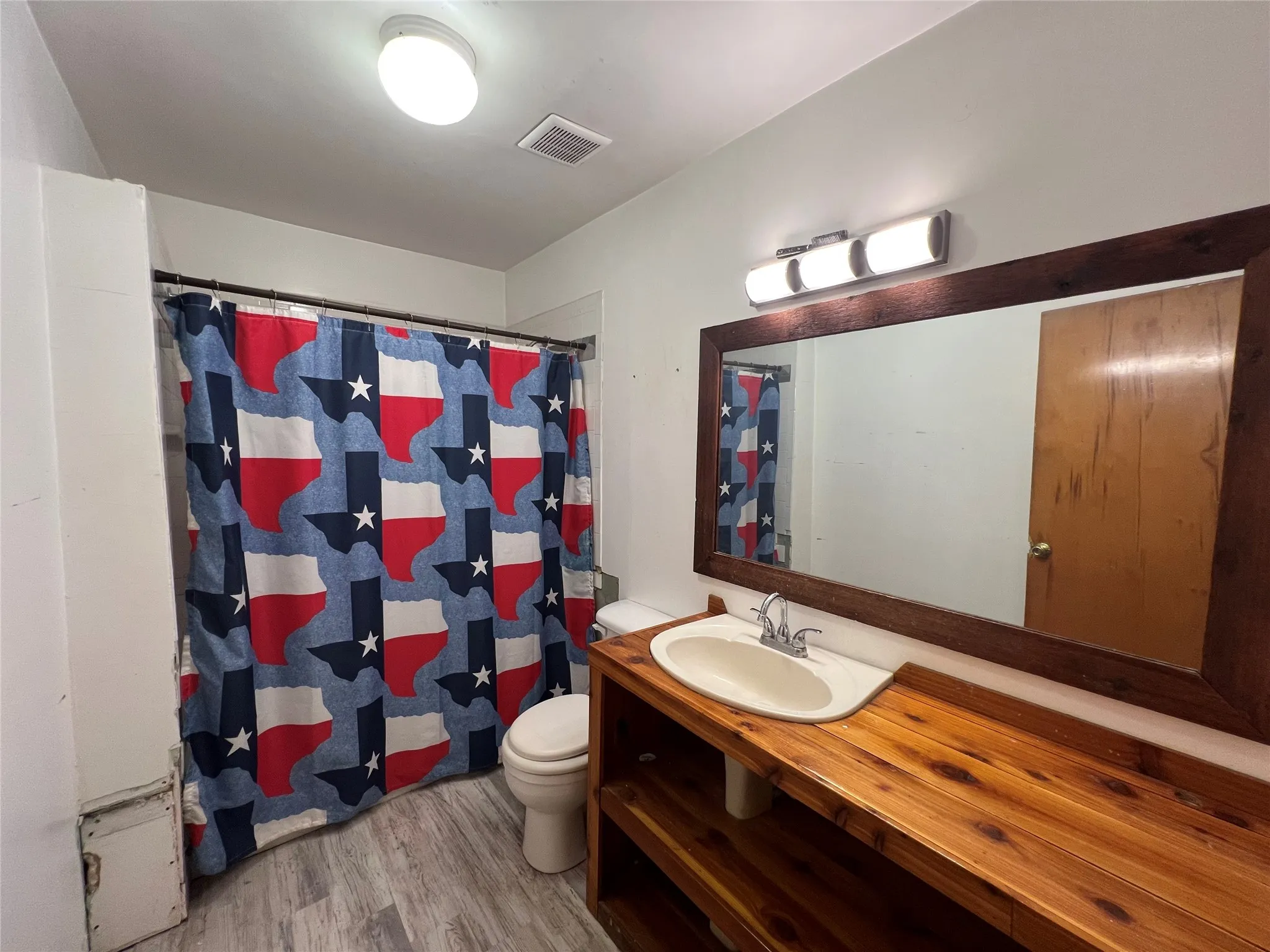 Full bathroom in hallway