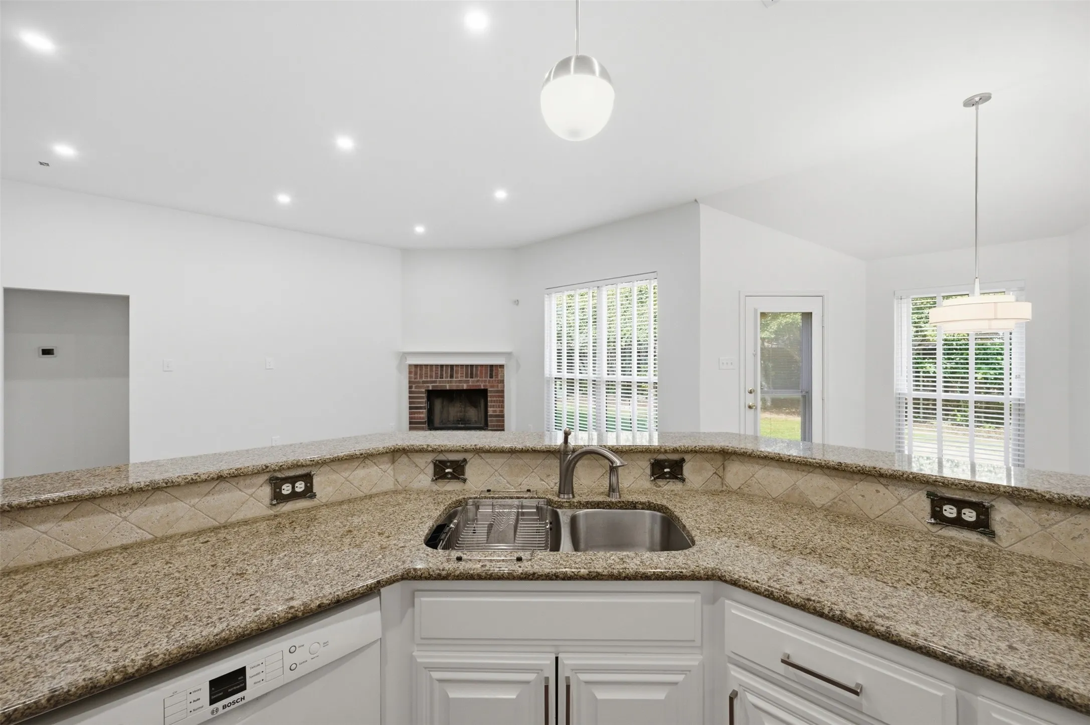 Single Family Residence For Rent in Tarrant County , 8625 Stetson, Fort Worth, Texas 76244, 3 Bedroom, 2 Bathroom, 2 Garage spaces, 1,687 Sqft, built in 2001, mls#21358494, Real Estate Agent in Fort Worth, Homes For Rent in Tarrant county, Homes For Rent in Fort Worth, Realtor in Fort Worth Texas, Real Estate Brokerage Independent Realty Texas, Luminita Cordes Realtor