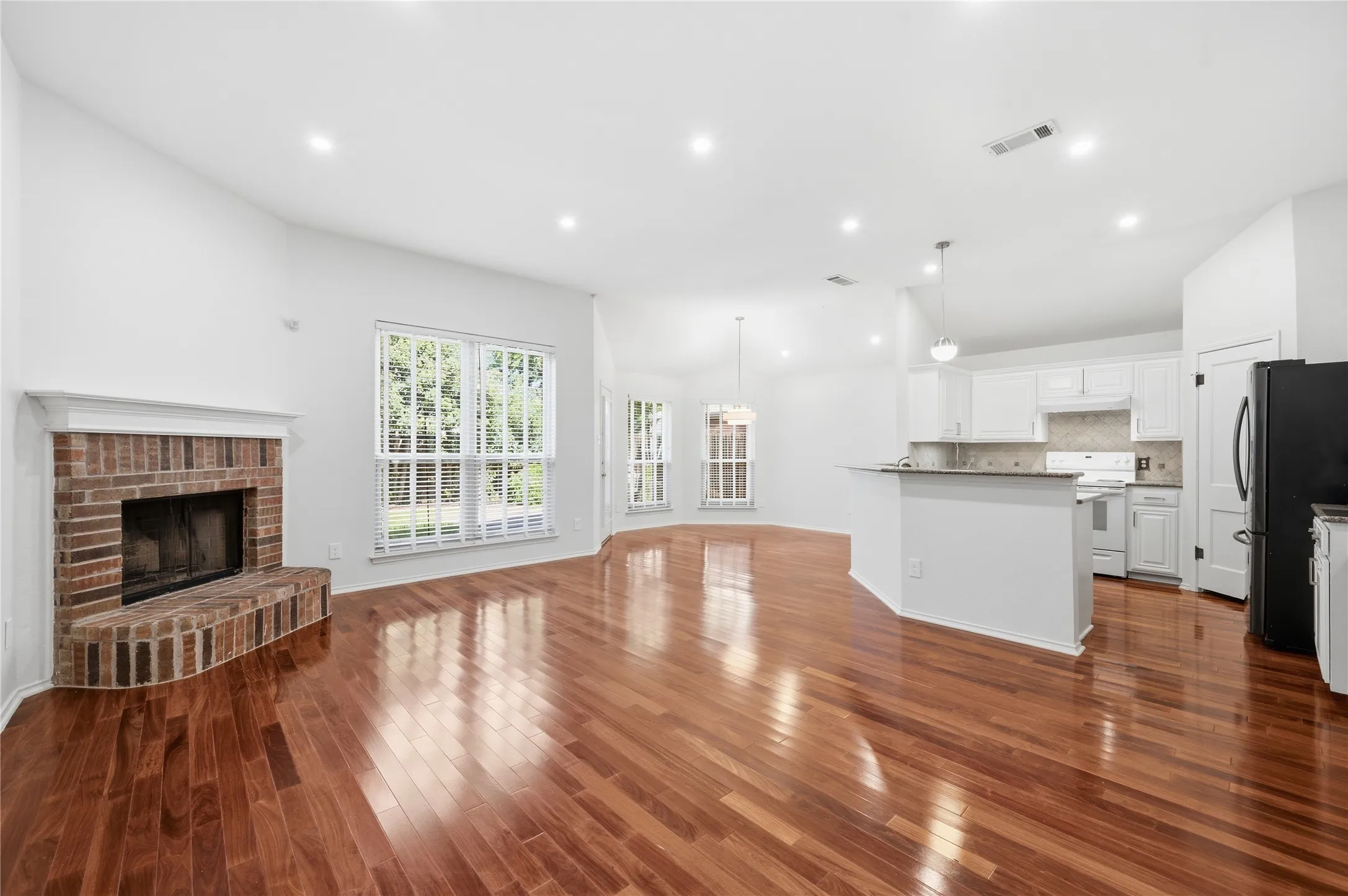 Single Family Residence For Rent in Tarrant County , 8625 Stetson, Fort Worth, Texas 76244, 3 Bedroom, 2 Bathroom, 2 Garage spaces, 1,687 Sqft, built in 2001, mls#21358494, Real Estate Agent in Fort Worth, Homes For Rent in Tarrant county, Homes For Rent in Fort Worth, Realtor in Fort Worth Texas, Real Estate Brokerage Independent Realty Texas, Luminita Cordes Realtor