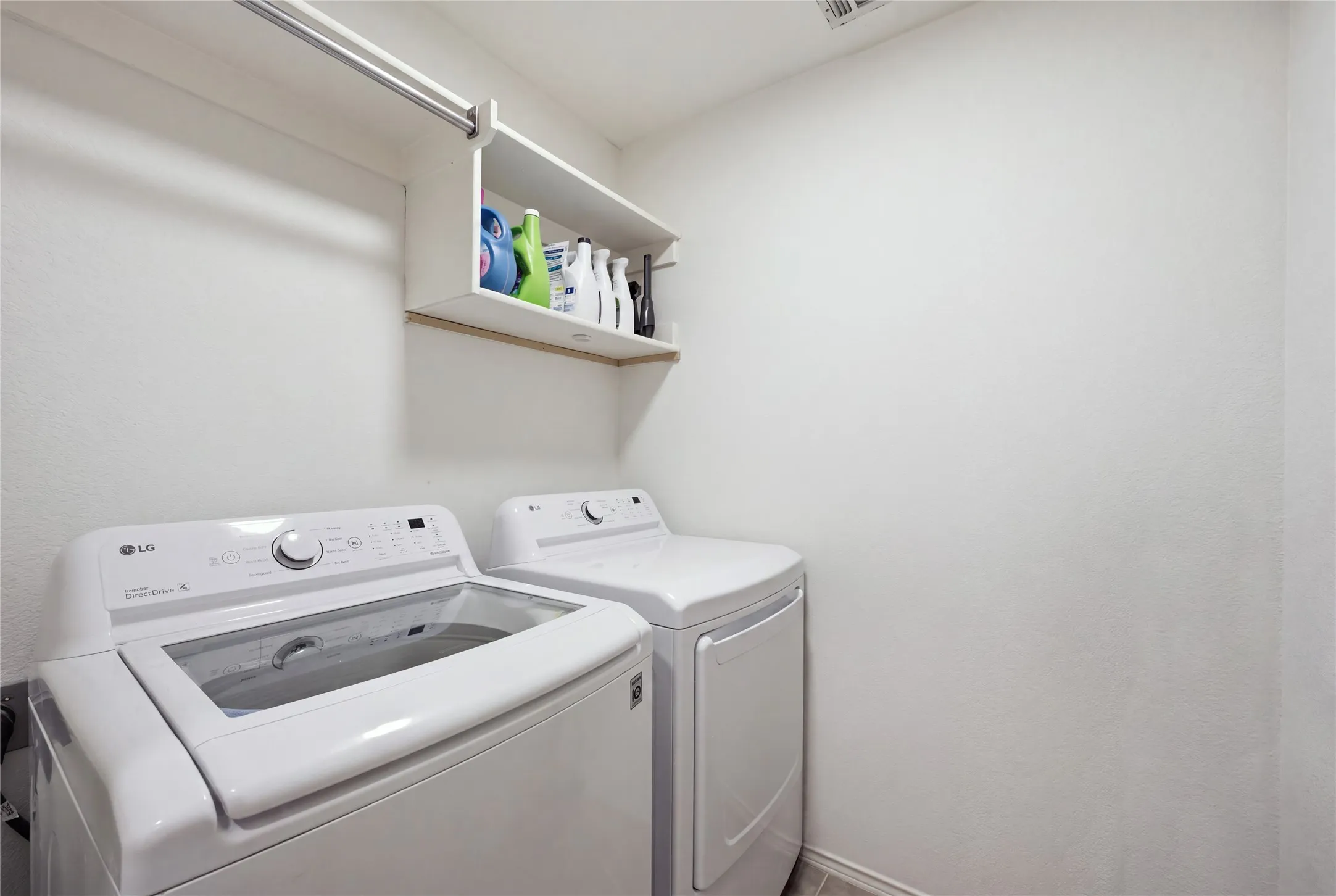 Single Family Residence For Rent in Tarrant County , 8625 Stetson, Fort Worth, Texas 76244, 3 Bedroom, 2 Bathroom, 2 Garage spaces, 1,687 Sqft, built in 2001, mls#21358494, Real Estate Agent in Fort Worth, Homes For Rent in Tarrant county, Homes For Rent in Fort Worth, Realtor in Fort Worth Texas, Real Estate Brokerage Independent Realty Texas, Luminita Cordes Realtor
