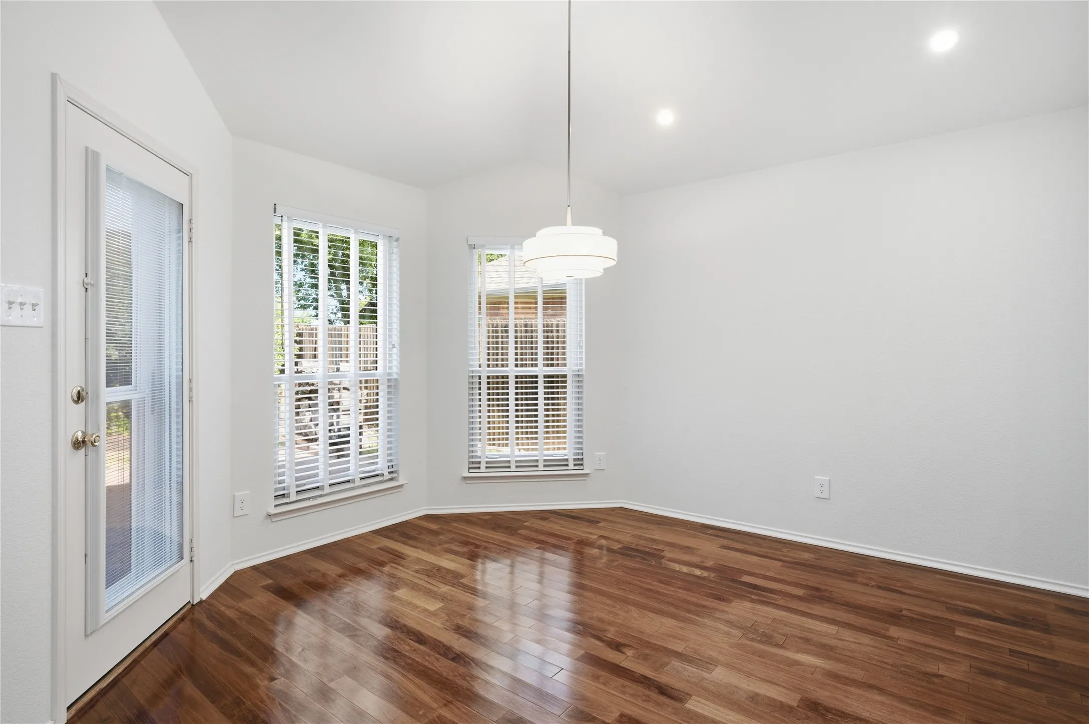 Single Family Residence For Rent in Tarrant County , 8625 Stetson, Fort Worth, Texas 76244, 3 Bedroom, 2 Bathroom, 2 Garage spaces, 1,687 Sqft, built in 2001, mls#21358494, Real Estate Agent in Fort Worth, Homes For Rent in Tarrant county, Homes For Rent in Fort Worth, Realtor in Fort Worth Texas, Real Estate Brokerage Independent Realty Texas, Luminita Cordes Realtor