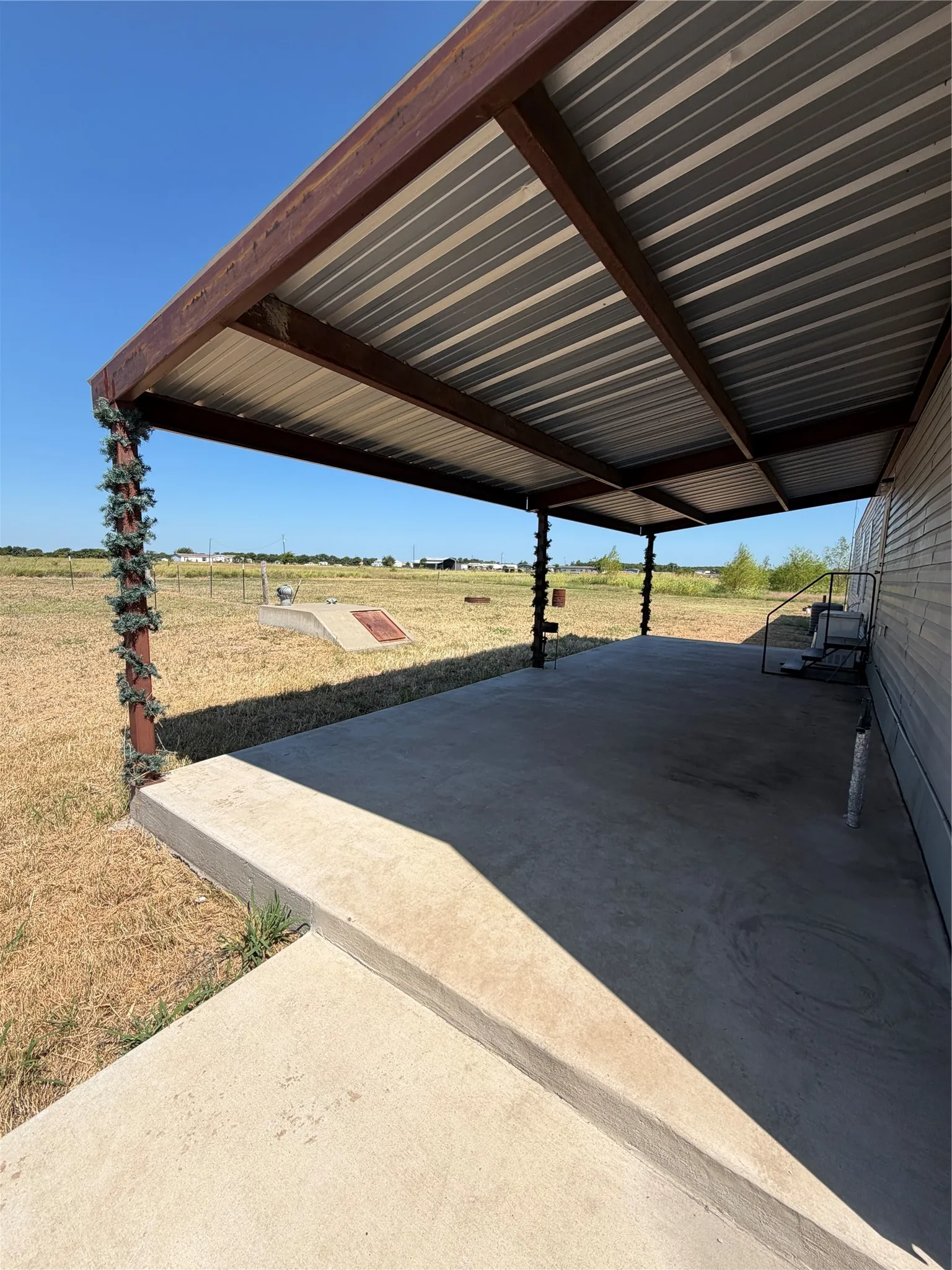 Manufactured Home For Sale in Fannin County , 408 County Road 4415, Whitewright, Texas 75491, 3 Bedroom, 2 Bathroom, Garage spaces, 1,360 Sqft, built in 2015, mls#21357189, Real Estate Agent in Whitewright, Homes For Sale in Fannin county, Homes For Sale in Whitewright, Realtor in Whitewright Texas, Real Estate Brokerage Independent Realty Texas, Luminita Cordes Realtor