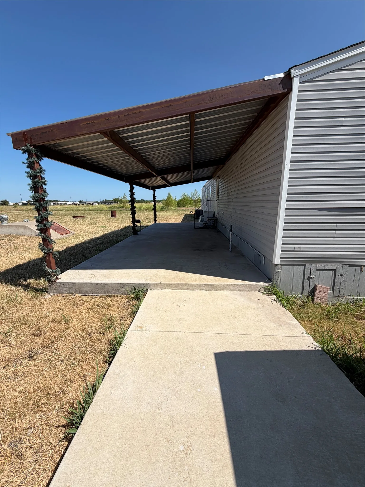 Manufactured Home For Sale in Fannin County , 408 County Road 4415, Whitewright, Texas 75491, 3 Bedroom, 2 Bathroom, Garage spaces, 1,360 Sqft, built in 2015, mls#21357189, Real Estate Agent in Whitewright, Homes For Sale in Fannin county, Homes For Sale in Whitewright, Realtor in Whitewright Texas, Real Estate Brokerage Independent Realty Texas, Luminita Cordes Realtor