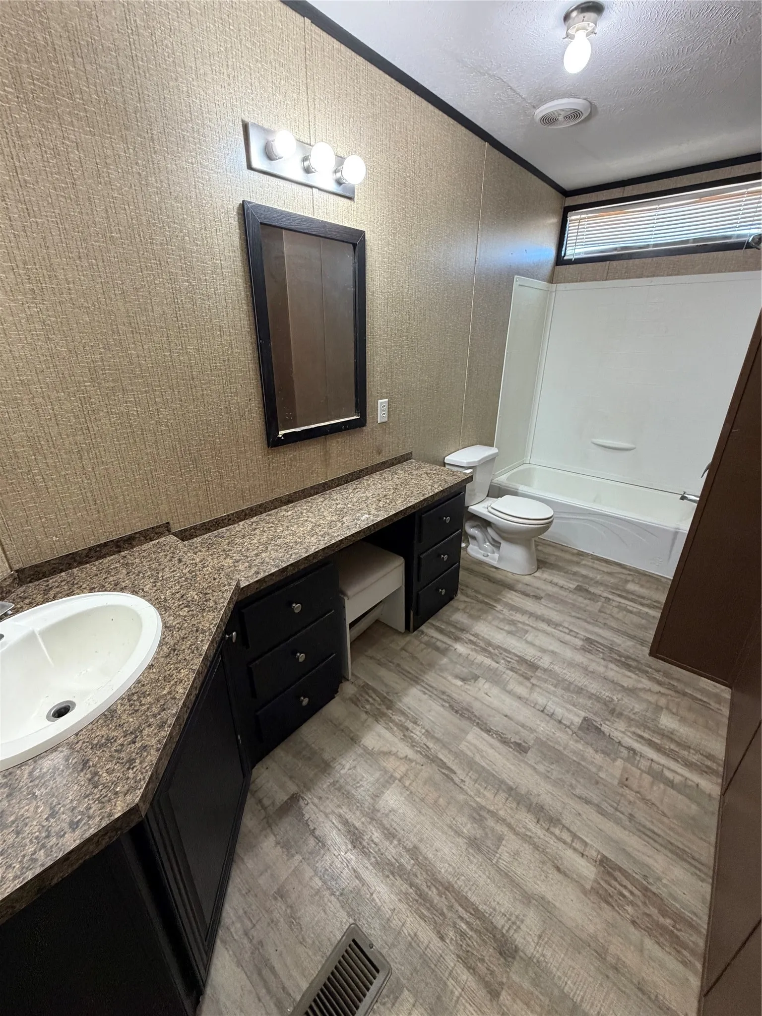 Manufactured Home For Sale in Fannin County , 408 County Road 4415, Whitewright, Texas 75491, 3 Bedroom, 2 Bathroom, Garage spaces, 1,360 Sqft, built in 2015, mls#21357189, Real Estate Agent in Whitewright, Homes For Sale in Fannin county, Homes For Sale in Whitewright, Realtor in Whitewright Texas, Real Estate Brokerage Independent Realty Texas, Luminita Cordes Realtor
