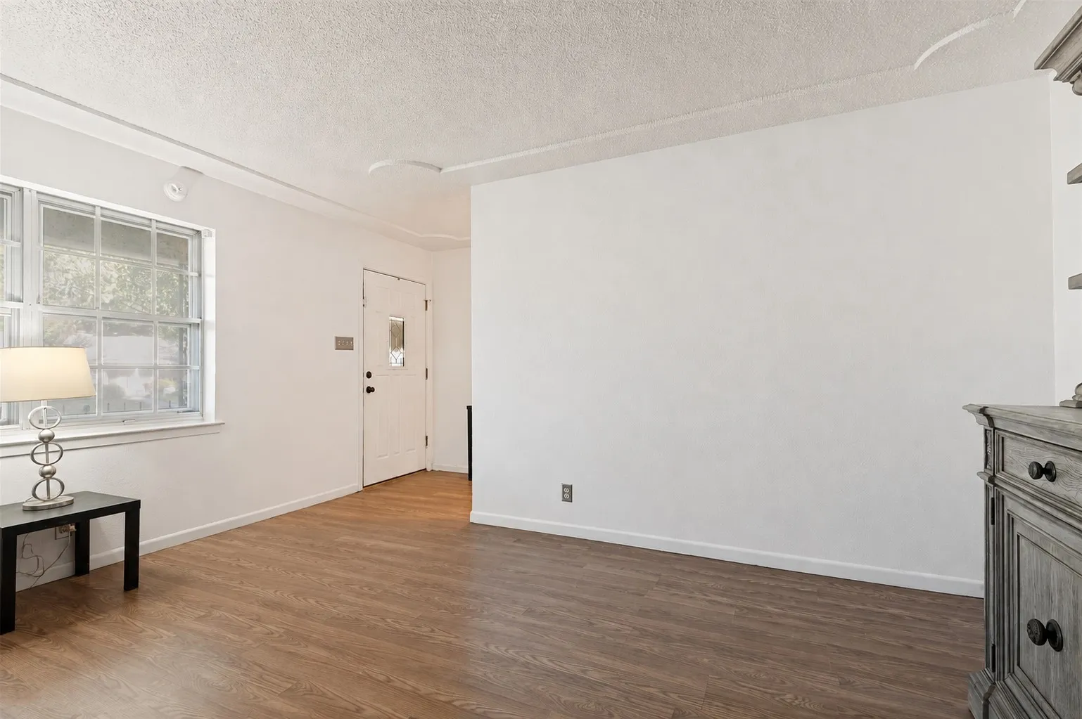 Front room with many options of use.