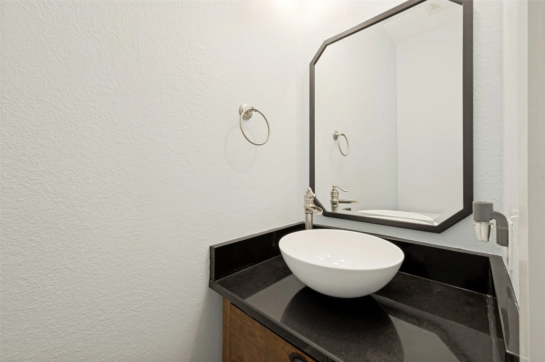 Single Family Residence For Sale in Denton County , 1624 Highdale Court, Flower Mound, Texas 75028, 3 Bedroom, 3 Bathroom, 2 Garage spaces, 1,977 Sqft, built in 1993, mls#21358431, Real Estate Agent in Flower Mound, Homes For Sale in Denton county, Homes For Sale in Flower Mound, Realtor in Flower Mound Texas, Real Estate Brokerage Independent Realty Texas, Luminita Cordes Realtor