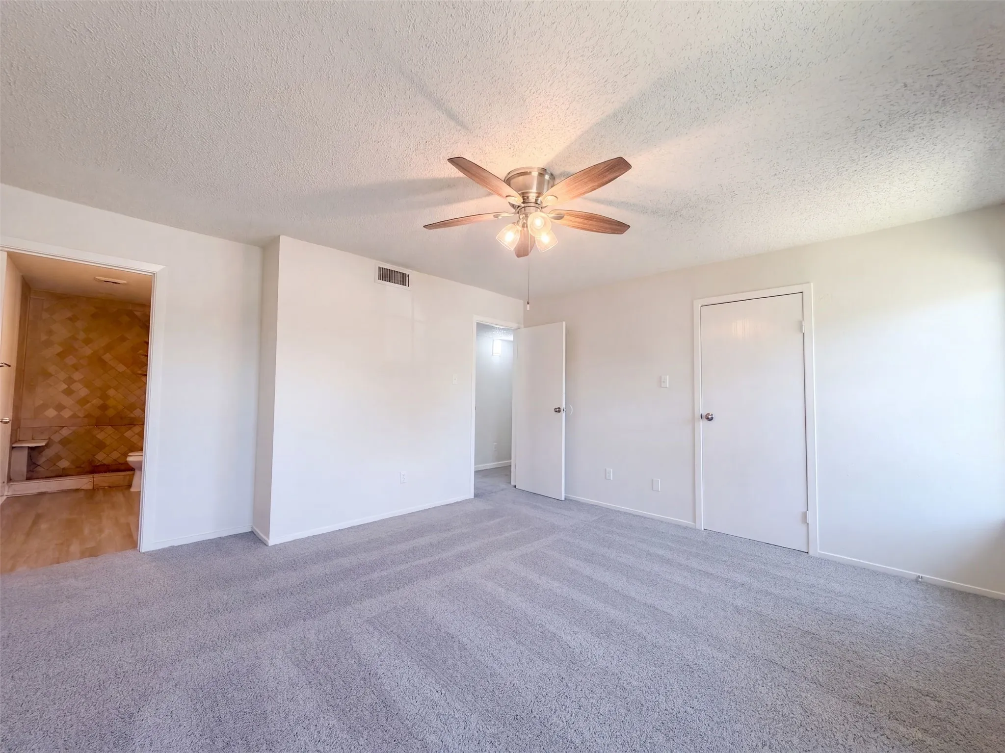 Single Family Residence For Sale in Dallas County , 526 Royal Valley Road, Grand Prairie, Texas 75052, 4 Bedroom, 3 Bathroom, 2 Garage spaces, 2,380 Sqft, built in 1979, mls#21359430, Real Estate Agent in Grand Prairie, Homes For Sale in Dallas county, Homes For Sale in Grand Prairie, Realtor in Grand Prairie Texas, Real Estate Brokerage Independent Realty Texas, Luminita Cordes Realtor