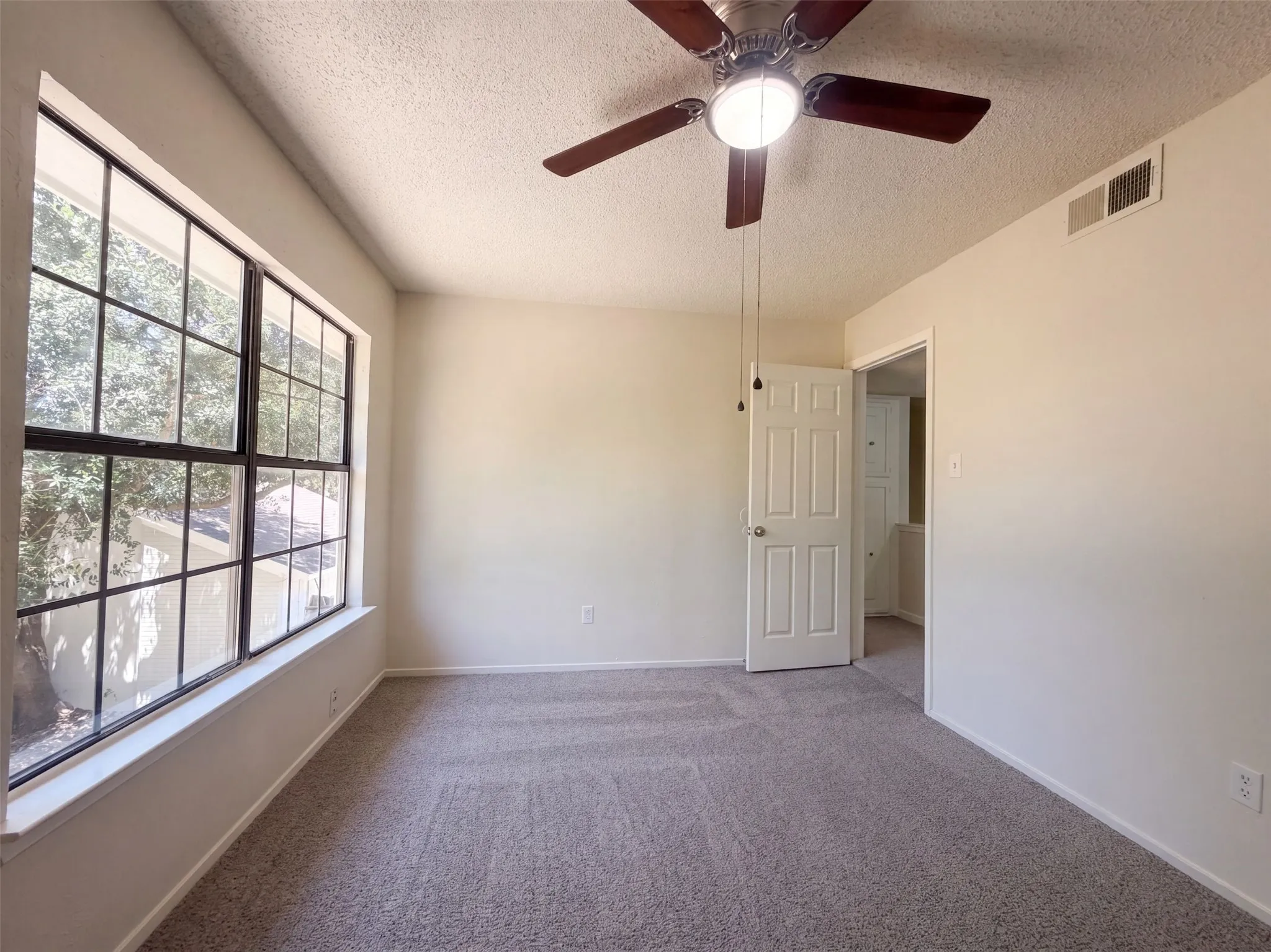 Single Family Residence For Sale in Dallas County , 526 Royal Valley Road, Grand Prairie, Texas 75052, 4 Bedroom, 3 Bathroom, 2 Garage spaces, 2,380 Sqft, built in 1979, mls#21359430, Real Estate Agent in Grand Prairie, Homes For Sale in Dallas county, Homes For Sale in Grand Prairie, Realtor in Grand Prairie Texas, Real Estate Brokerage Independent Realty Texas, Luminita Cordes Realtor