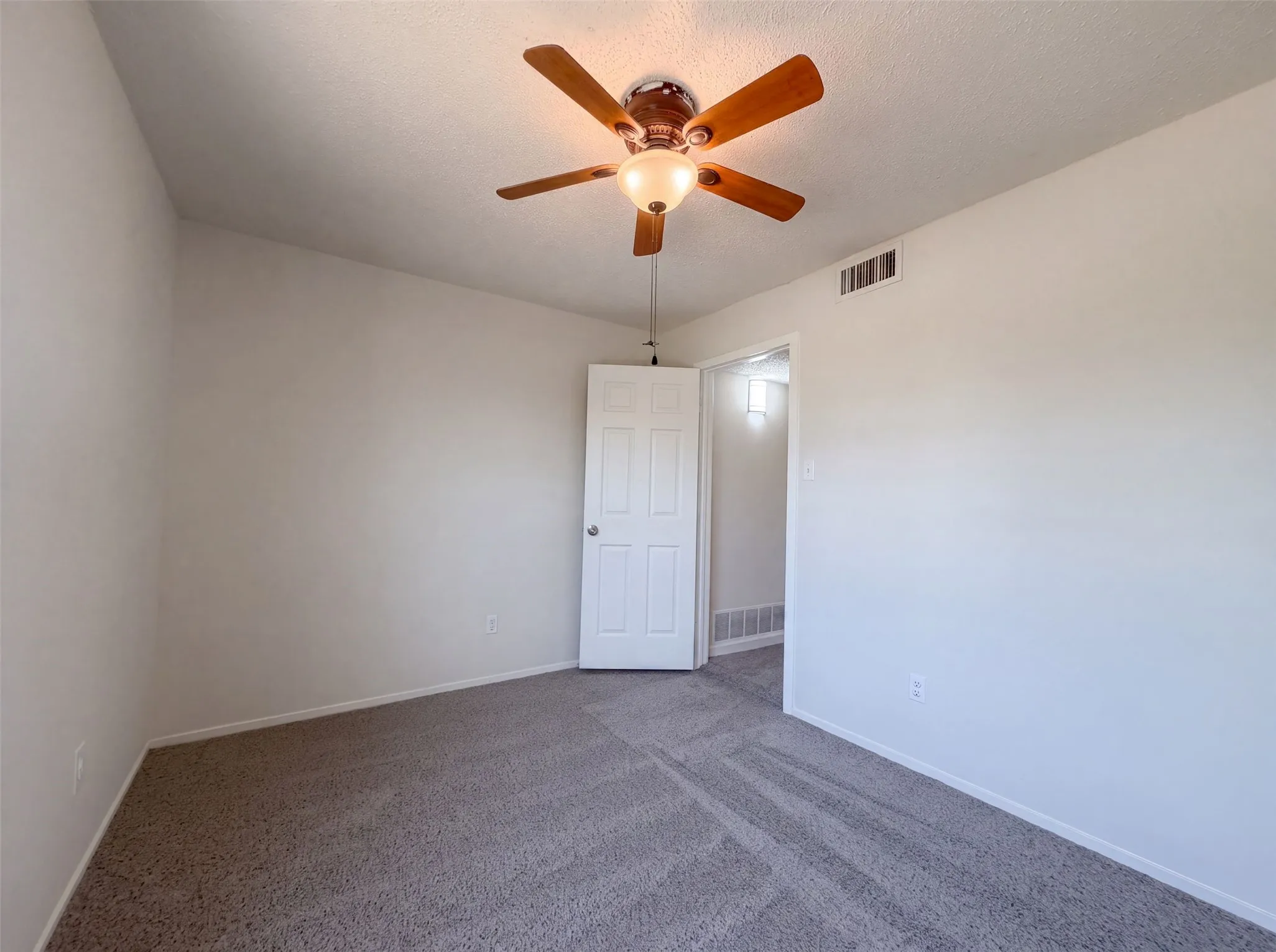 Single Family Residence For Sale in Dallas County , 526 Royal Valley Road, Grand Prairie, Texas 75052, 4 Bedroom, 3 Bathroom, 2 Garage spaces, 2,380 Sqft, built in 1979, mls#21359430, Real Estate Agent in Grand Prairie, Homes For Sale in Dallas county, Homes For Sale in Grand Prairie, Realtor in Grand Prairie Texas, Real Estate Brokerage Independent Realty Texas, Luminita Cordes Realtor