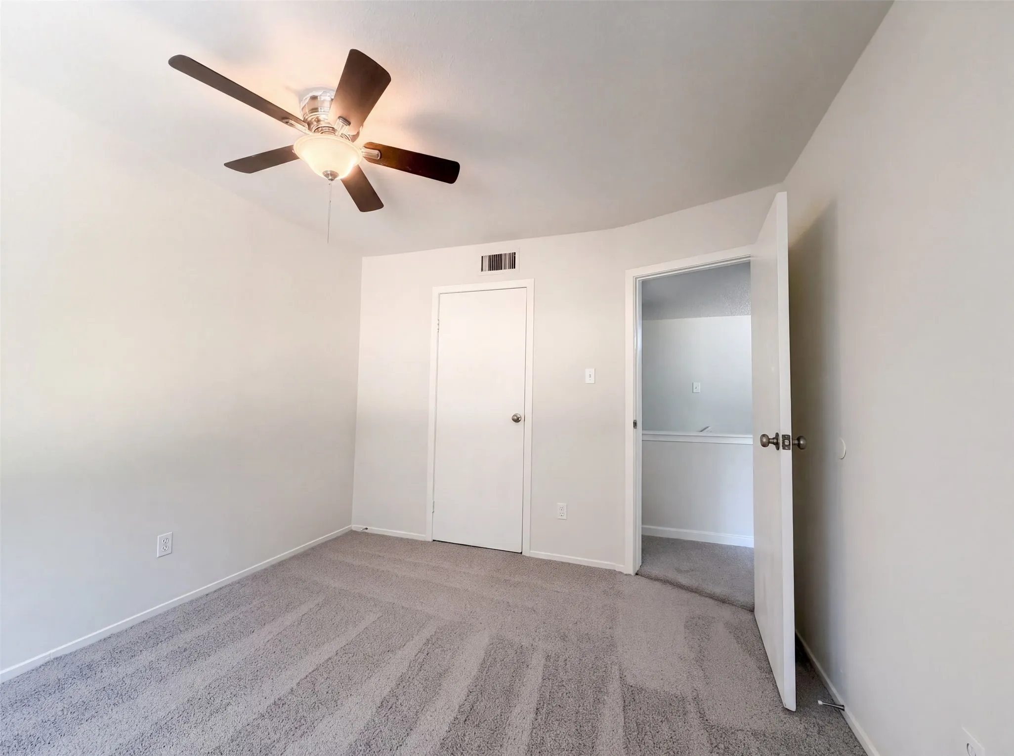 Single Family Residence For Sale in Dallas County , 526 Royal Valley Road, Grand Prairie, Texas 75052, 4 Bedroom, 3 Bathroom, 2 Garage spaces, 2,380 Sqft, built in 1979, mls#21359430, Real Estate Agent in Grand Prairie, Homes For Sale in Dallas county, Homes For Sale in Grand Prairie, Realtor in Grand Prairie Texas, Real Estate Brokerage Independent Realty Texas, Luminita Cordes Realtor