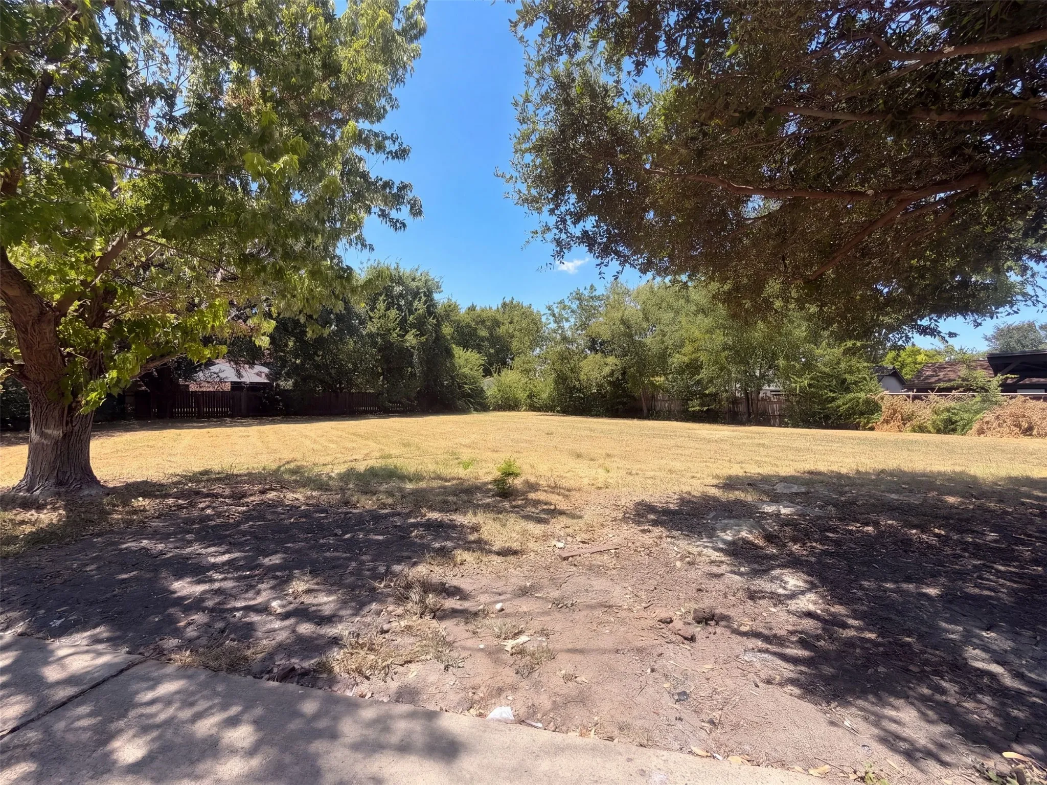 Single Family Residence For Sale in Dallas County , 526 Royal Valley Road, Grand Prairie, Texas 75052, 4 Bedroom, 3 Bathroom, 2 Garage spaces, 2,380 Sqft, built in 1979, mls#21359430, Real Estate Agent in Grand Prairie, Homes For Sale in Dallas county, Homes For Sale in Grand Prairie, Realtor in Grand Prairie Texas, Real Estate Brokerage Independent Realty Texas, Luminita Cordes Realtor