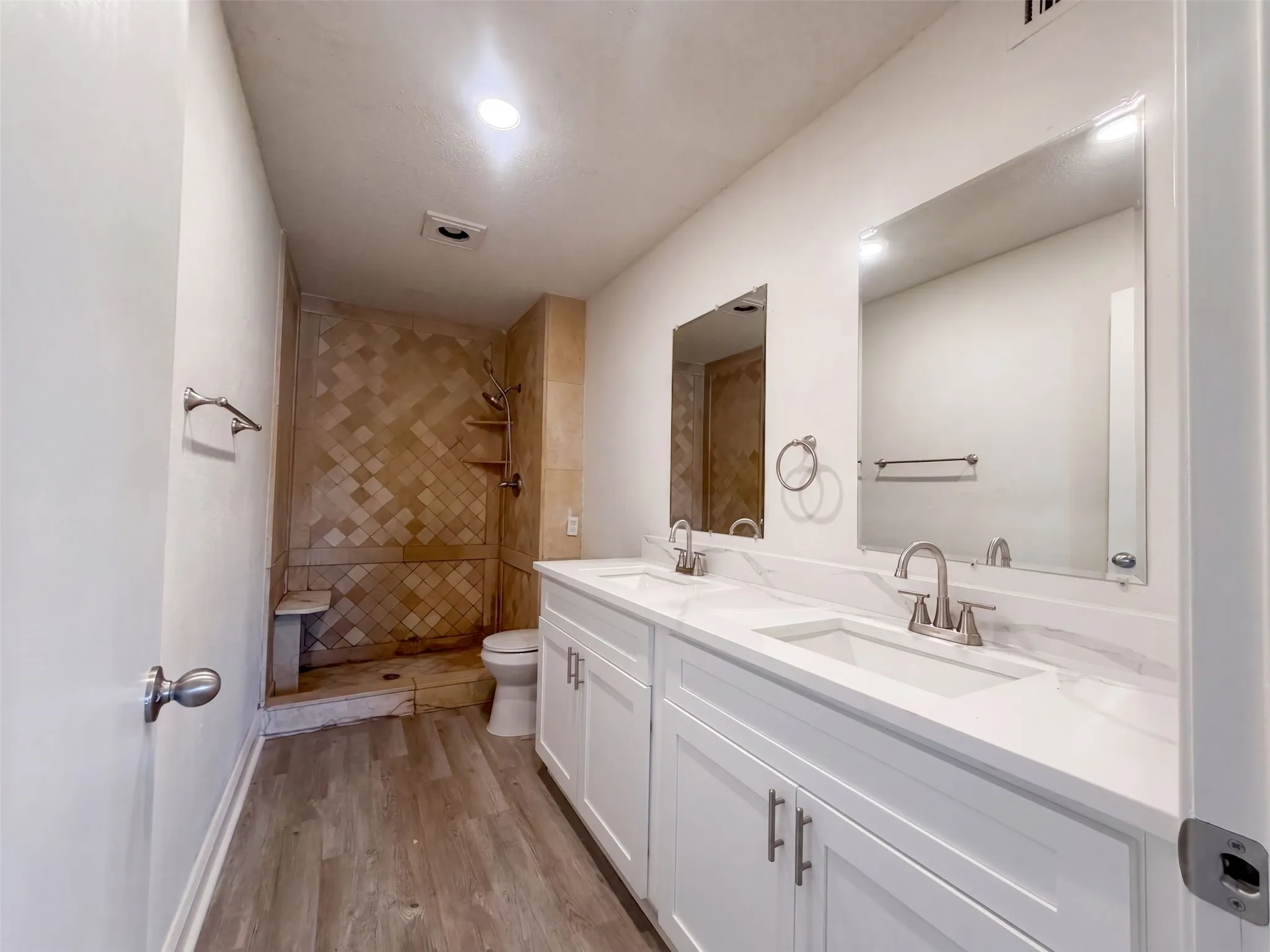 Single Family Residence For Sale in Dallas County , 526 Royal Valley Road, Grand Prairie, Texas 75052, 4 Bedroom, 3 Bathroom, 2 Garage spaces, 2,380 Sqft, built in 1979, mls#21359430, Real Estate Agent in Grand Prairie, Homes For Sale in Dallas county, Homes For Sale in Grand Prairie, Realtor in Grand Prairie Texas, Real Estate Brokerage Independent Realty Texas, Luminita Cordes Realtor