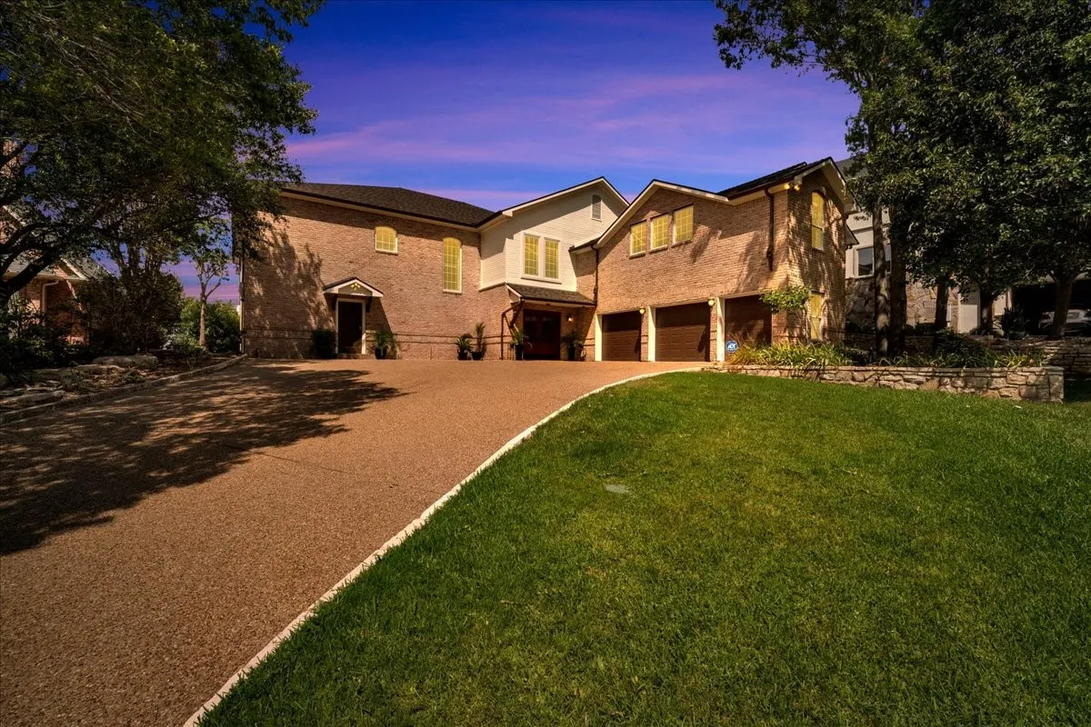 Single Family Residence For Sale in Hood County , 7005 Stone Bluff Court, Granbury, Texas 76048, 4 Bedroom, 6 Bathroom, 2 Garage spaces, 3,786 Sqft, built in 2002, mls#21356015, Real Estate Agent in Granbury, Homes For Sale in Hood county, Homes For Sale in Granbury, Realtor in Granbury Texas, Real Estate Brokerage Independent Realty Texas, Luminita Cordes Realtor
