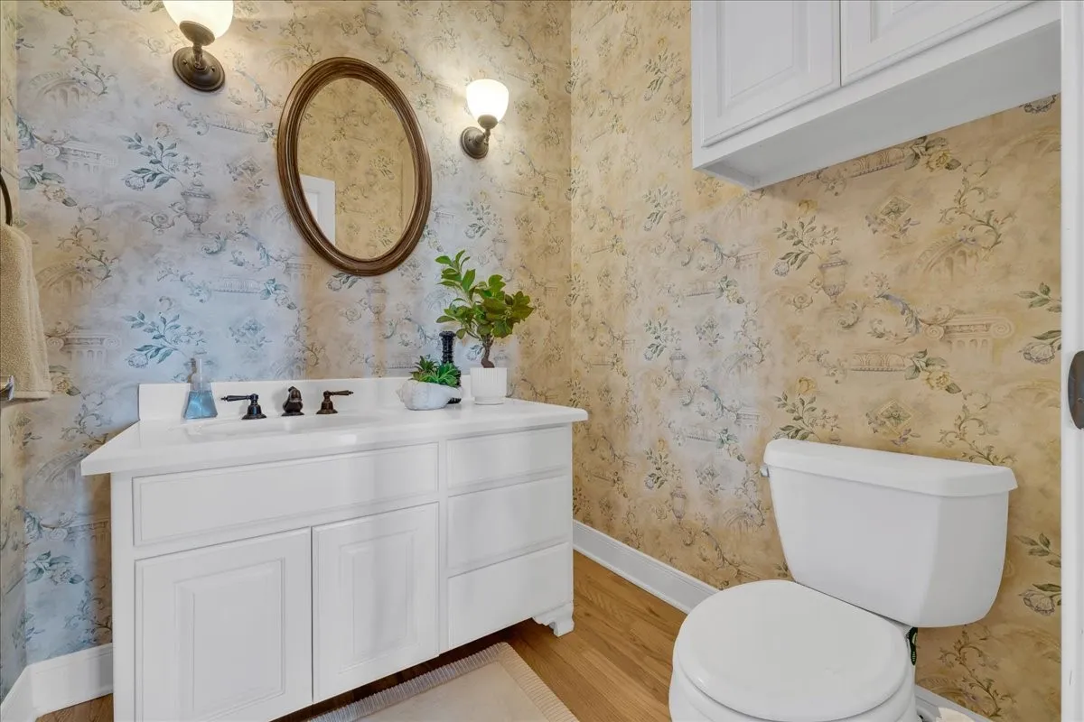 Single Family Residence For Sale in Hood County , 7005 Stone Bluff Court, Granbury, Texas 76048, 4 Bedroom, 6 Bathroom, 2 Garage spaces, 3,786 Sqft, built in 2002, mls#21356015, Real Estate Agent in Granbury, Homes For Sale in Hood county, Homes For Sale in Granbury, Realtor in Granbury Texas, Real Estate Brokerage Independent Realty Texas, Luminita Cordes Realtor