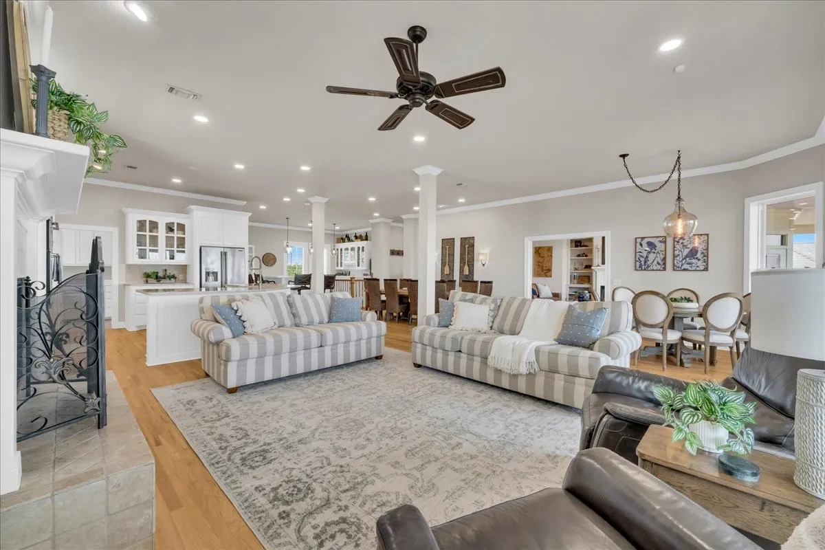 Single Family Residence For Sale in Hood County , 7005 Stone Bluff Court, Granbury, Texas 76048, 4 Bedroom, 6 Bathroom, 2 Garage spaces, 3,786 Sqft, built in 2002, mls#21356015, Real Estate Agent in Granbury, Homes For Sale in Hood county, Homes For Sale in Granbury, Realtor in Granbury Texas, Real Estate Brokerage Independent Realty Texas, Luminita Cordes Realtor