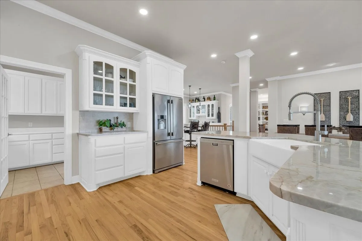 Single Family Residence For Sale in Hood County , 7005 Stone Bluff Court, Granbury, Texas 76048, 4 Bedroom, 6 Bathroom, 2 Garage spaces, 3,786 Sqft, built in 2002, mls#21356015, Real Estate Agent in Granbury, Homes For Sale in Hood county, Homes For Sale in Granbury, Realtor in Granbury Texas, Real Estate Brokerage Independent Realty Texas, Luminita Cordes Realtor