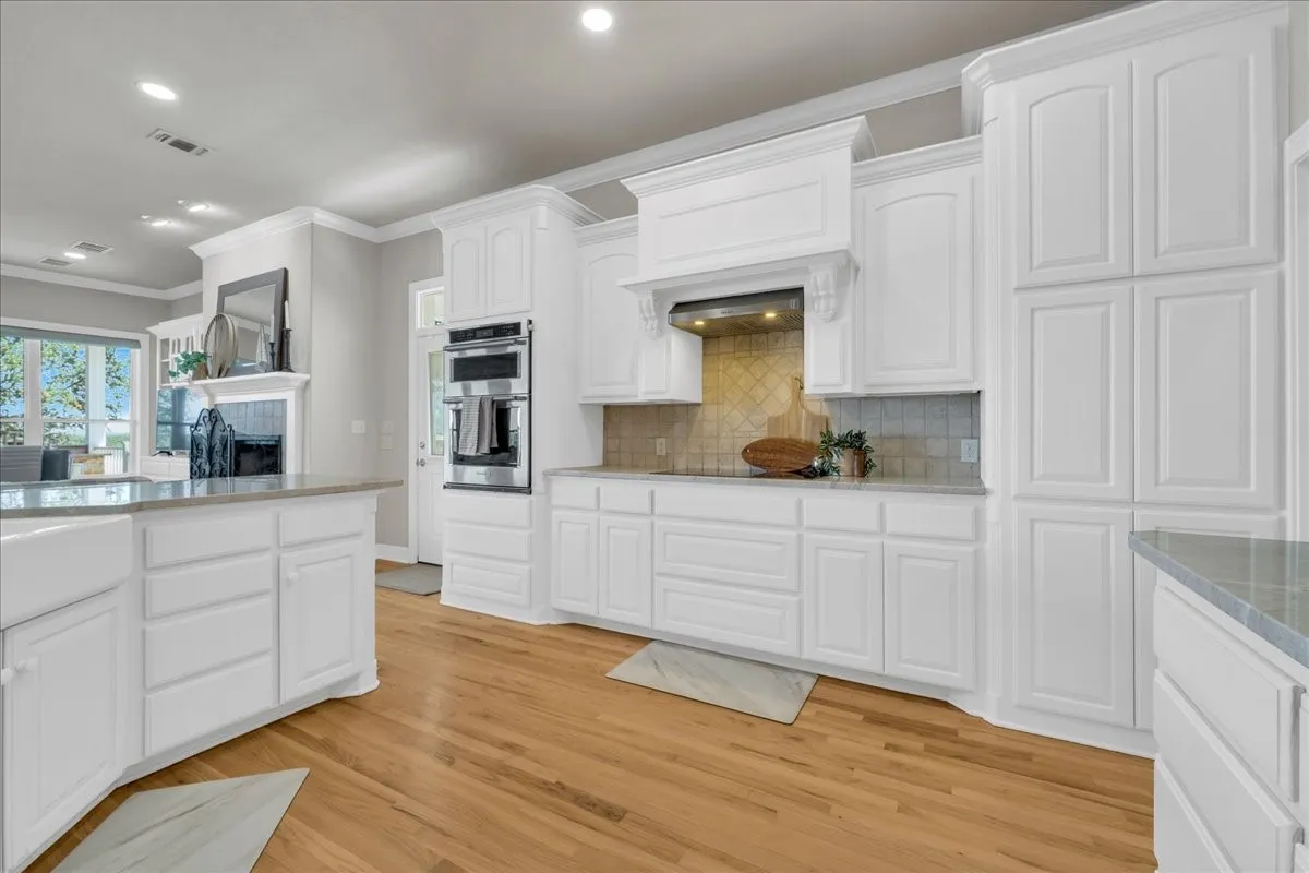 Single Family Residence For Sale in Hood County , 7005 Stone Bluff Court, Granbury, Texas 76048, 4 Bedroom, 6 Bathroom, 2 Garage spaces, 3,786 Sqft, built in 2002, mls#21356015, Real Estate Agent in Granbury, Homes For Sale in Hood county, Homes For Sale in Granbury, Realtor in Granbury Texas, Real Estate Brokerage Independent Realty Texas, Luminita Cordes Realtor