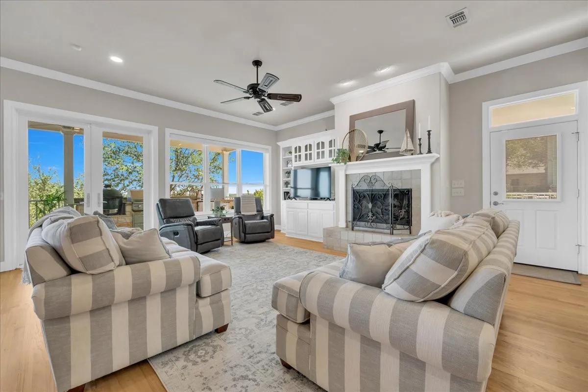Single Family Residence For Sale in Hood County , 7005 Stone Bluff Court, Granbury, Texas 76048, 4 Bedroom, 6 Bathroom, 2 Garage spaces, 3,786 Sqft, built in 2002, mls#21356015, Real Estate Agent in Granbury, Homes For Sale in Hood county, Homes For Sale in Granbury, Realtor in Granbury Texas, Real Estate Brokerage Independent Realty Texas, Luminita Cordes Realtor