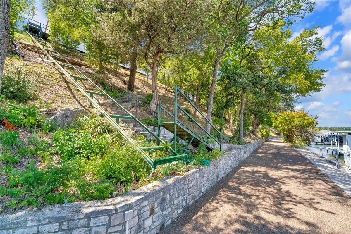 Single Family Residence For Sale in Hood County , 7005 Stone Bluff Court, Granbury, Texas 76048, 4 Bedroom, 6 Bathroom, 2 Garage spaces, 3,786 Sqft, built in 2002, mls#21356015, Real Estate Agent in Granbury, Homes For Sale in Hood county, Homes For Sale in Granbury, Realtor in Granbury Texas, Real Estate Brokerage Independent Realty Texas, Luminita Cordes Realtor