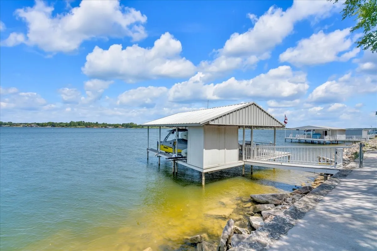 Single Family Residence For Sale in Hood County , 7005 Stone Bluff Court, Granbury, Texas 76048, 4 Bedroom, 6 Bathroom, 2 Garage spaces, 3,786 Sqft, built in 2002, mls#21356015, Real Estate Agent in Granbury, Homes For Sale in Hood county, Homes For Sale in Granbury, Realtor in Granbury Texas, Real Estate Brokerage Independent Realty Texas, Luminita Cordes Realtor