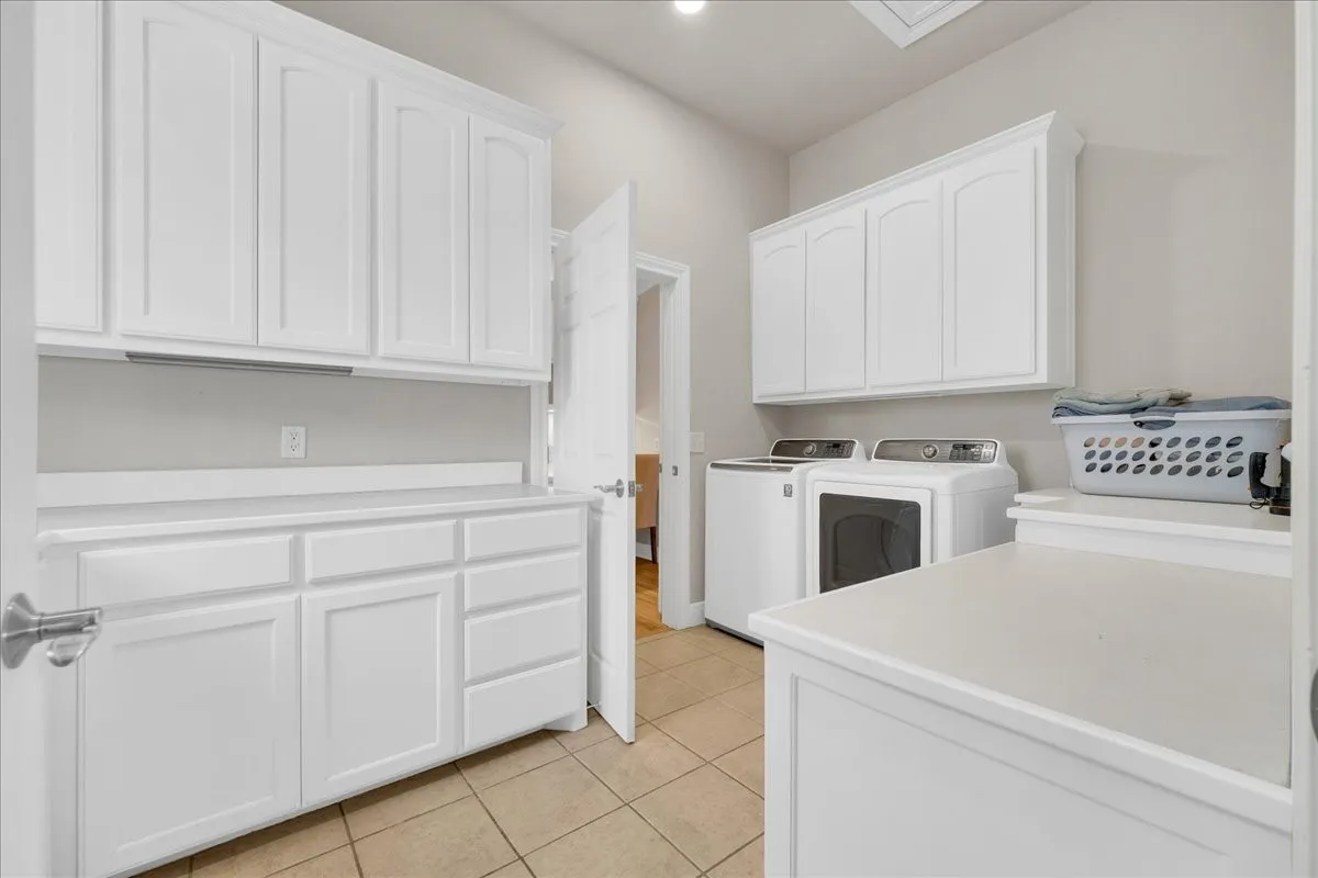 Single Family Residence For Sale in Hood County , 7005 Stone Bluff Court, Granbury, Texas 76048, 4 Bedroom, 6 Bathroom, 2 Garage spaces, 3,786 Sqft, built in 2002, mls#21356015, Real Estate Agent in Granbury, Homes For Sale in Hood county, Homes For Sale in Granbury, Realtor in Granbury Texas, Real Estate Brokerage Independent Realty Texas, Luminita Cordes Realtor