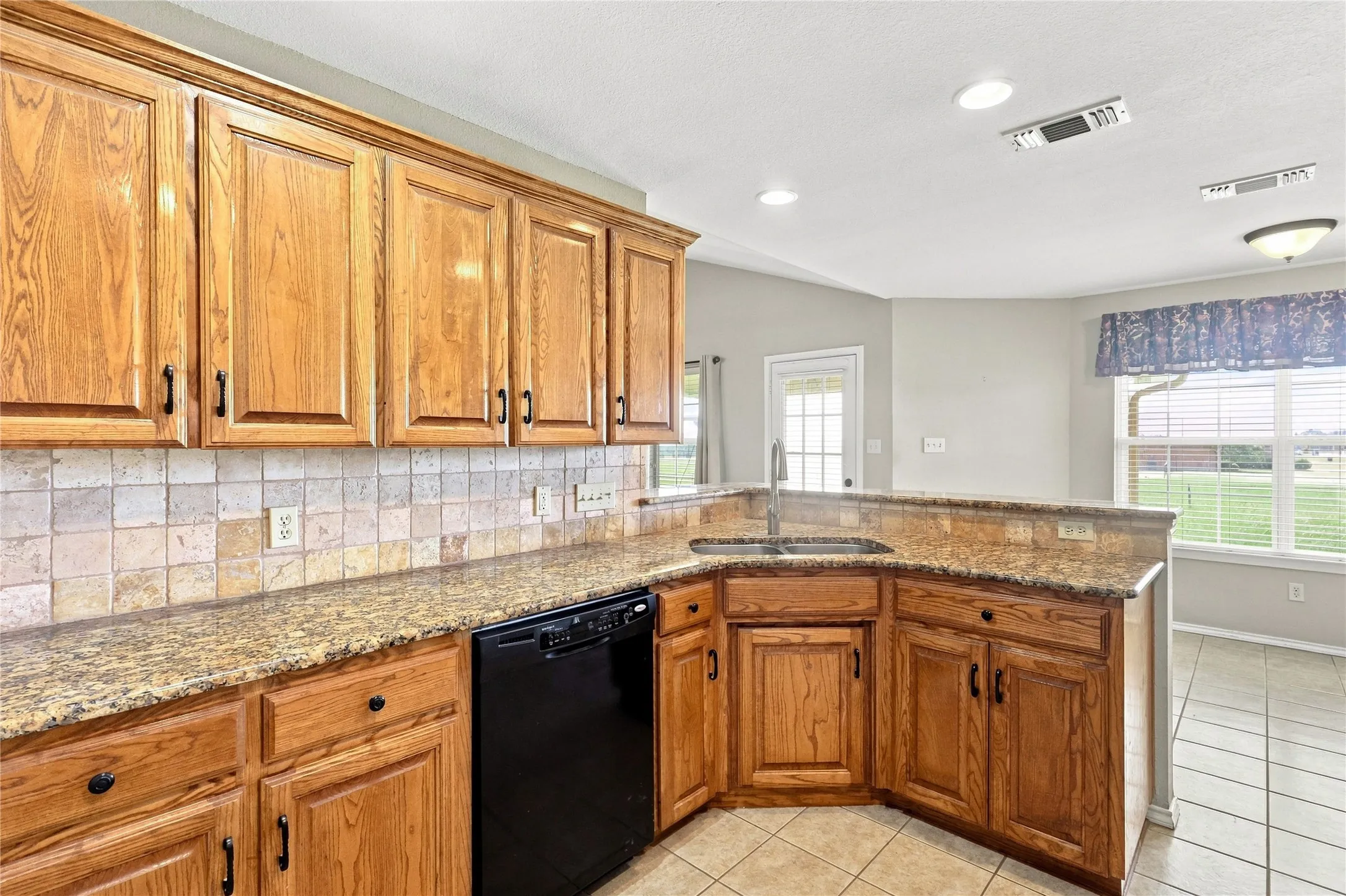 Single Family Residence For Sale in Fannin County , 101 Cheyenne Trail, Trenton, Texas 75490, 4 Bedroom, 2 Bathroom, 2 Garage spaces, 2,165 Sqft, built in 2007, mls#21358631, Real Estate Agent in Trenton, Homes For Sale in Fannin county, Homes For Sale in Trenton, Realtor in Trenton Texas, Real Estate Brokerage Independent Realty Texas, Luminita Cordes Realtor