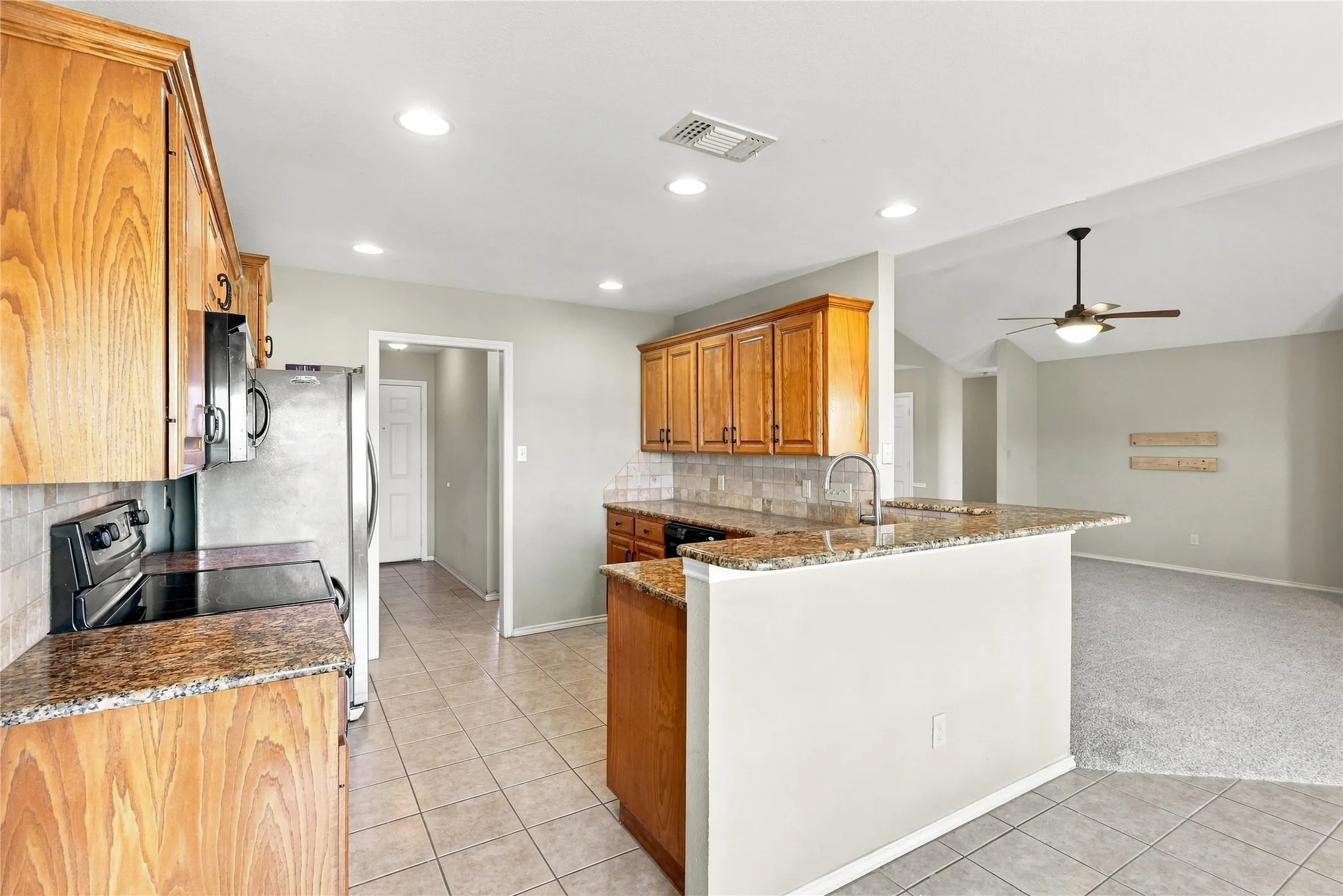 Single Family Residence For Sale in Fannin County , 101 Cheyenne Trail, Trenton, Texas 75490, 4 Bedroom, 2 Bathroom, 2 Garage spaces, 2,165 Sqft, built in 2007, mls#21358631, Real Estate Agent in Trenton, Homes For Sale in Fannin county, Homes For Sale in Trenton, Realtor in Trenton Texas, Real Estate Brokerage Independent Realty Texas, Luminita Cordes Realtor