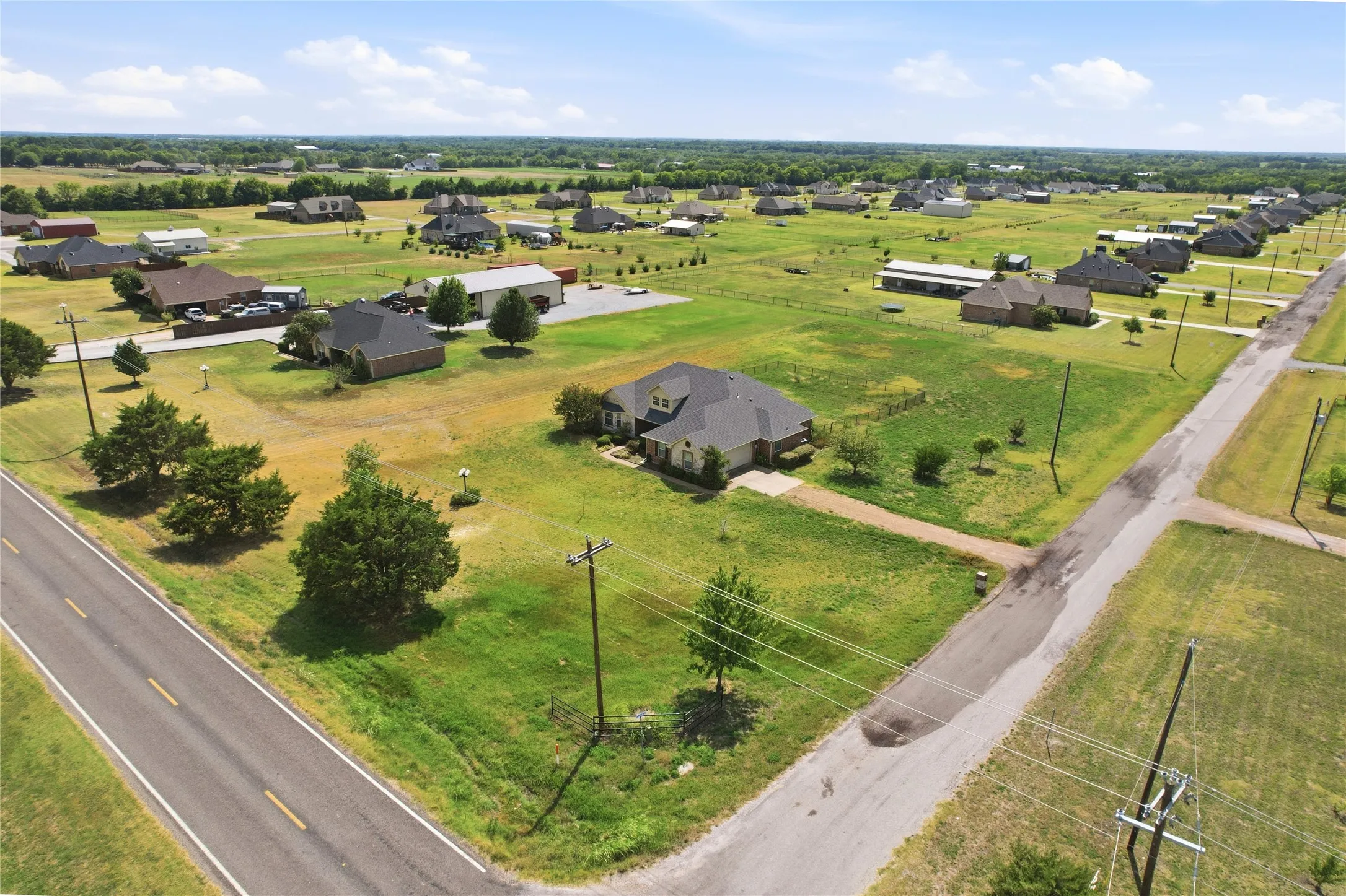 Single Family Residence For Sale in Fannin County , 101 Cheyenne Trail, Trenton, Texas 75490, 4 Bedroom, 2 Bathroom, 2 Garage spaces, 2,165 Sqft, built in 2007, mls#21358631, Real Estate Agent in Trenton, Homes For Sale in Fannin county, Homes For Sale in Trenton, Realtor in Trenton Texas, Real Estate Brokerage Independent Realty Texas, Luminita Cordes Realtor