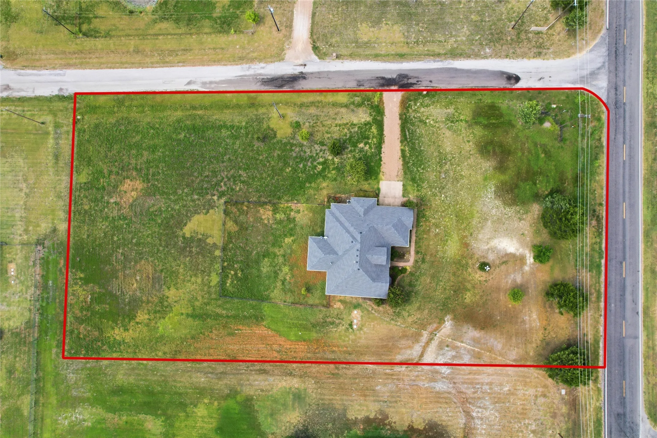 Single Family Residence For Sale in Fannin County , 101 Cheyenne Trail, Trenton, Texas 75490, 4 Bedroom, 2 Bathroom, 2 Garage spaces, 2,165 Sqft, built in 2007, mls#21358631, Real Estate Agent in Trenton, Homes For Sale in Fannin county, Homes For Sale in Trenton, Realtor in Trenton Texas, Real Estate Brokerage Independent Realty Texas, Luminita Cordes Realtor