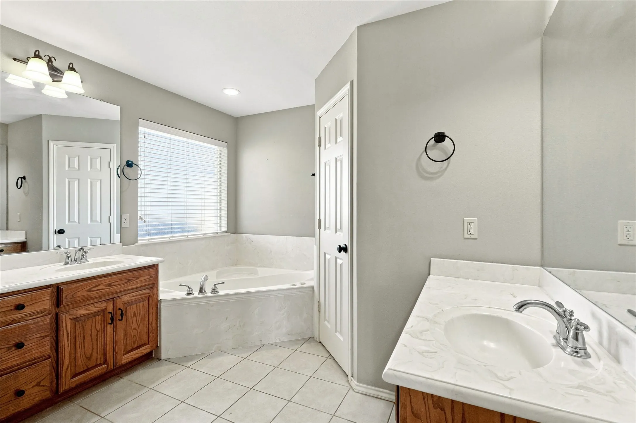 Single Family Residence For Sale in Fannin County , 101 Cheyenne Trail, Trenton, Texas 75490, 4 Bedroom, 2 Bathroom, 2 Garage spaces, 2,165 Sqft, built in 2007, mls#21358631, Real Estate Agent in Trenton, Homes For Sale in Fannin county, Homes For Sale in Trenton, Realtor in Trenton Texas, Real Estate Brokerage Independent Realty Texas, Luminita Cordes Realtor