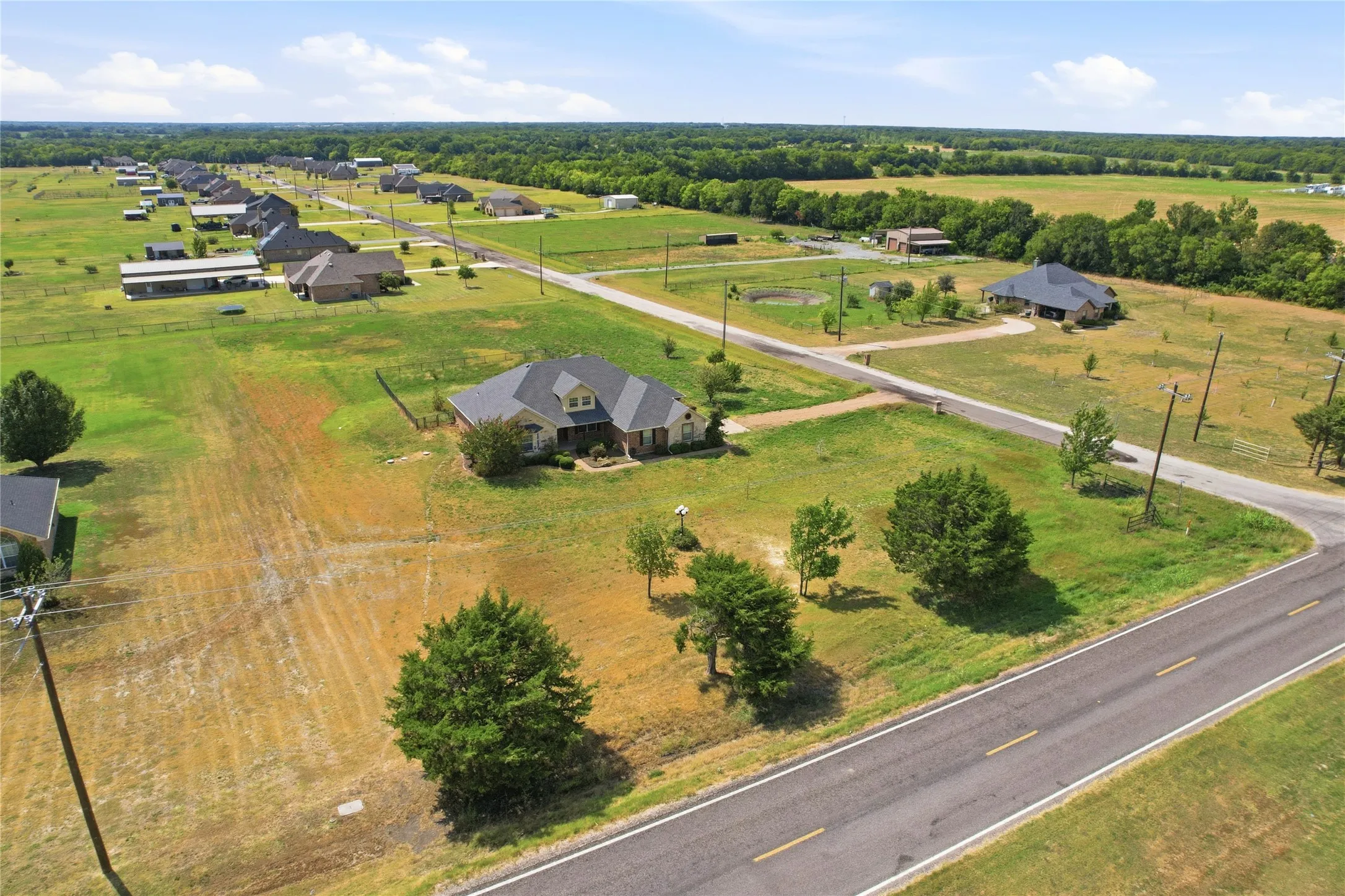 Single Family Residence For Sale in Fannin County , 101 Cheyenne Trail, Trenton, Texas 75490, 4 Bedroom, 2 Bathroom, 2 Garage spaces, 2,165 Sqft, built in 2007, mls#21358631, Real Estate Agent in Trenton, Homes For Sale in Fannin county, Homes For Sale in Trenton, Realtor in Trenton Texas, Real Estate Brokerage Independent Realty Texas, Luminita Cordes Realtor