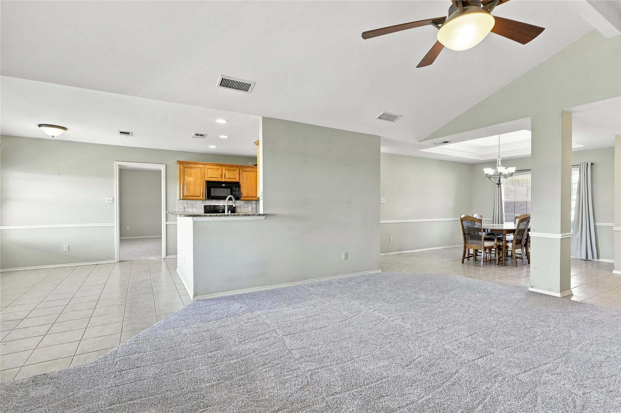 Single Family Residence For Sale in Fannin County , 101 Cheyenne Trail, Trenton, Texas 75490, 4 Bedroom, 2 Bathroom, 2 Garage spaces, 2,165 Sqft, built in 2007, mls#21358631, Real Estate Agent in Trenton, Homes For Sale in Fannin county, Homes For Sale in Trenton, Realtor in Trenton Texas, Real Estate Brokerage Independent Realty Texas, Luminita Cordes Realtor