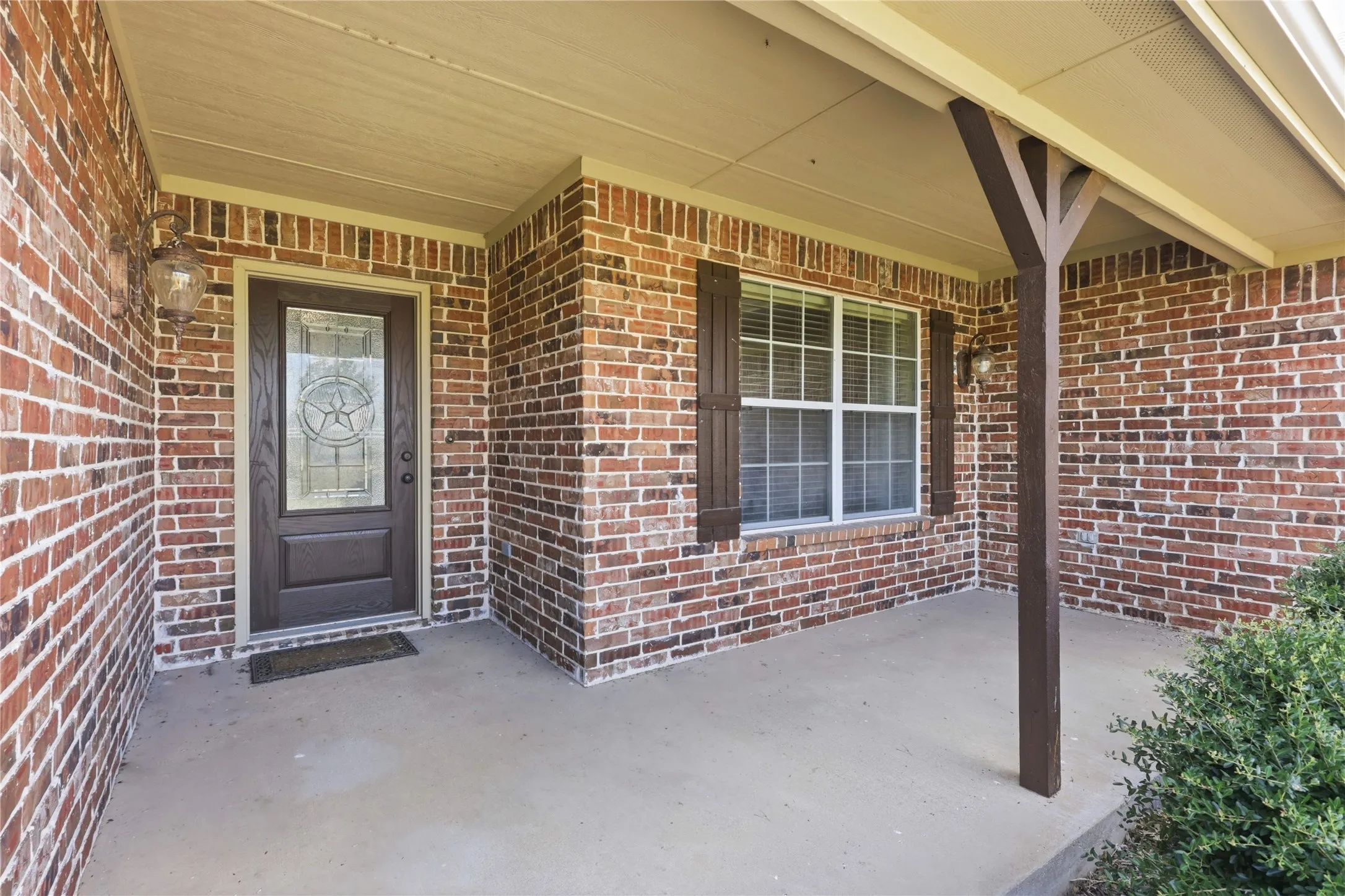Single Family Residence For Sale in Fannin County , 101 Cheyenne Trail, Trenton, Texas 75490, 4 Bedroom, 2 Bathroom, 2 Garage spaces, 2,165 Sqft, built in 2007, mls#21358631, Real Estate Agent in Trenton, Homes For Sale in Fannin county, Homes For Sale in Trenton, Realtor in Trenton Texas, Real Estate Brokerage Independent Realty Texas, Luminita Cordes Realtor