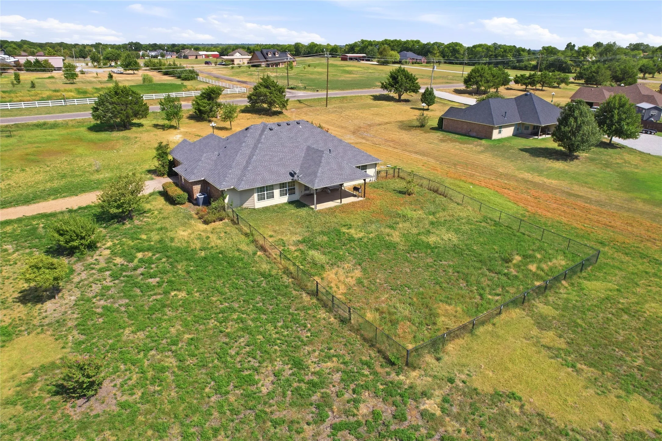 Single Family Residence For Sale in Fannin County , 101 Cheyenne Trail, Trenton, Texas 75490, 4 Bedroom, 2 Bathroom, 2 Garage spaces, 2,165 Sqft, built in 2007, mls#21358631, Real Estate Agent in Trenton, Homes For Sale in Fannin county, Homes For Sale in Trenton, Realtor in Trenton Texas, Real Estate Brokerage Independent Realty Texas, Luminita Cordes Realtor