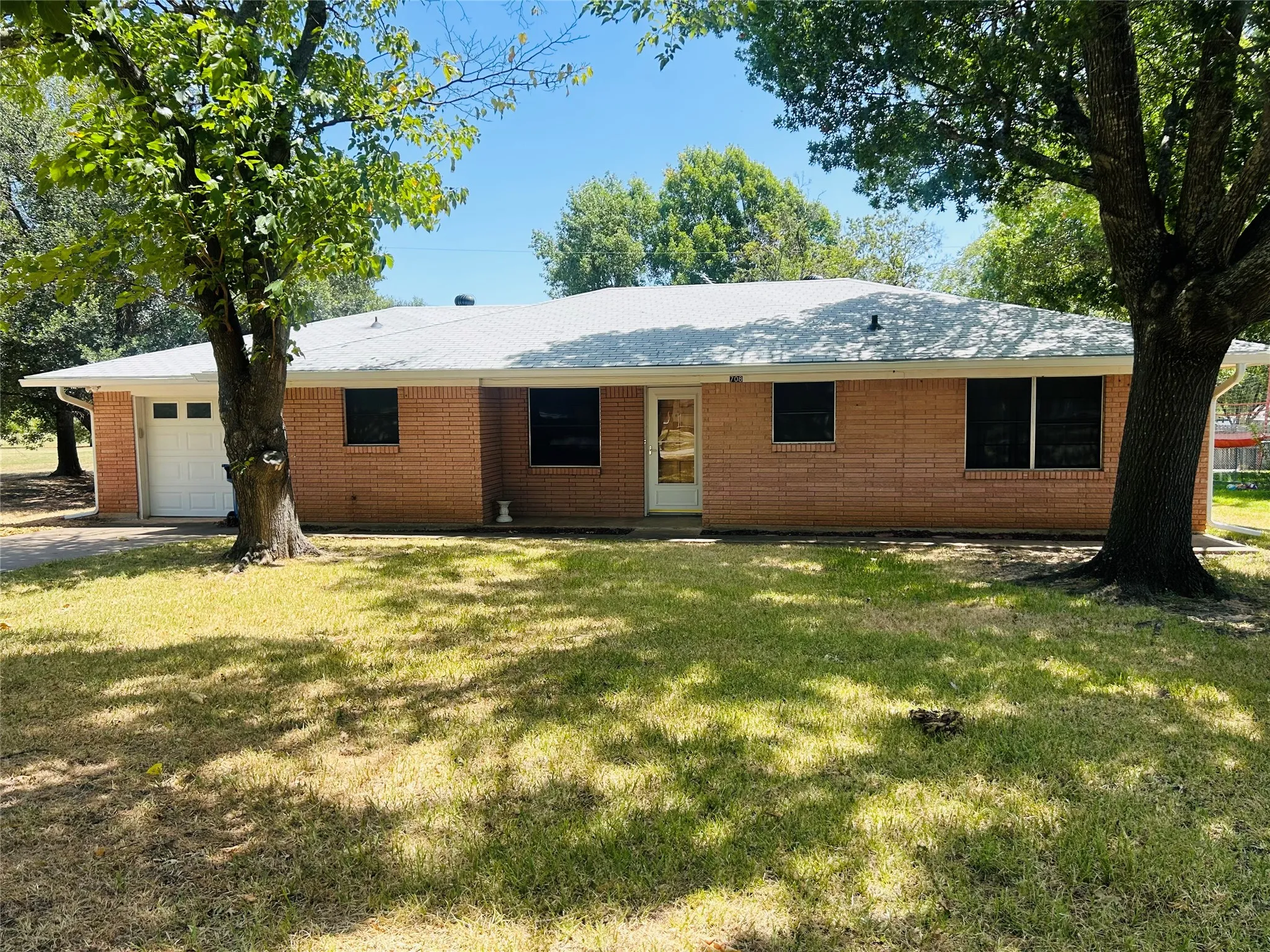 Single Family Residence For Sale in Hill County , 708 N Trinity Street, Whitney, Texas 76692, 2 Bedroom, 2 Bathroom, 1 Garage spaces, 1,306 Sqft, built in 1971, mls#21358126, Real Estate Agent in Whitney, Homes For Sale in Hill county, Homes For Sale in Whitney, Realtor in Whitney Texas, Real Estate Brokerage Independent Realty Texas, Luminita Cordes Realtor