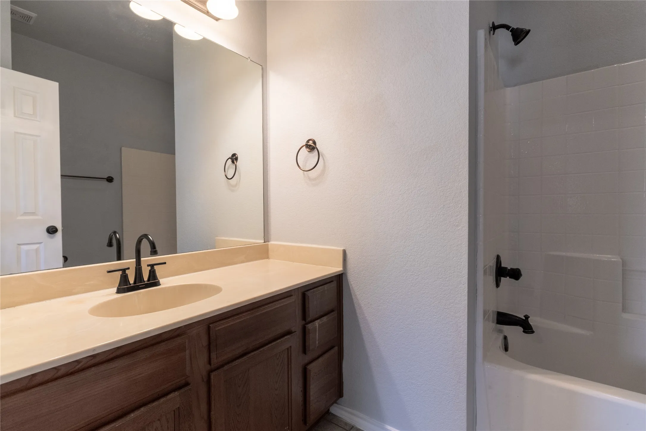 Duplex For Rent in Tarrant County , 1312 Piedmont Drive, Mansfield, Texas 76063, 3 Bedroom, 2 Bathroom, 2 Garage spaces, 1,222 Sqft, built in 2008, mls#21356629, Real Estate Agent in Mansfield, Homes For Rent in Tarrant county, Homes For Rent in Mansfield, Realtor in Mansfield Texas, Real Estate Brokerage Independent Realty Texas, Luminita Cordes Realtor