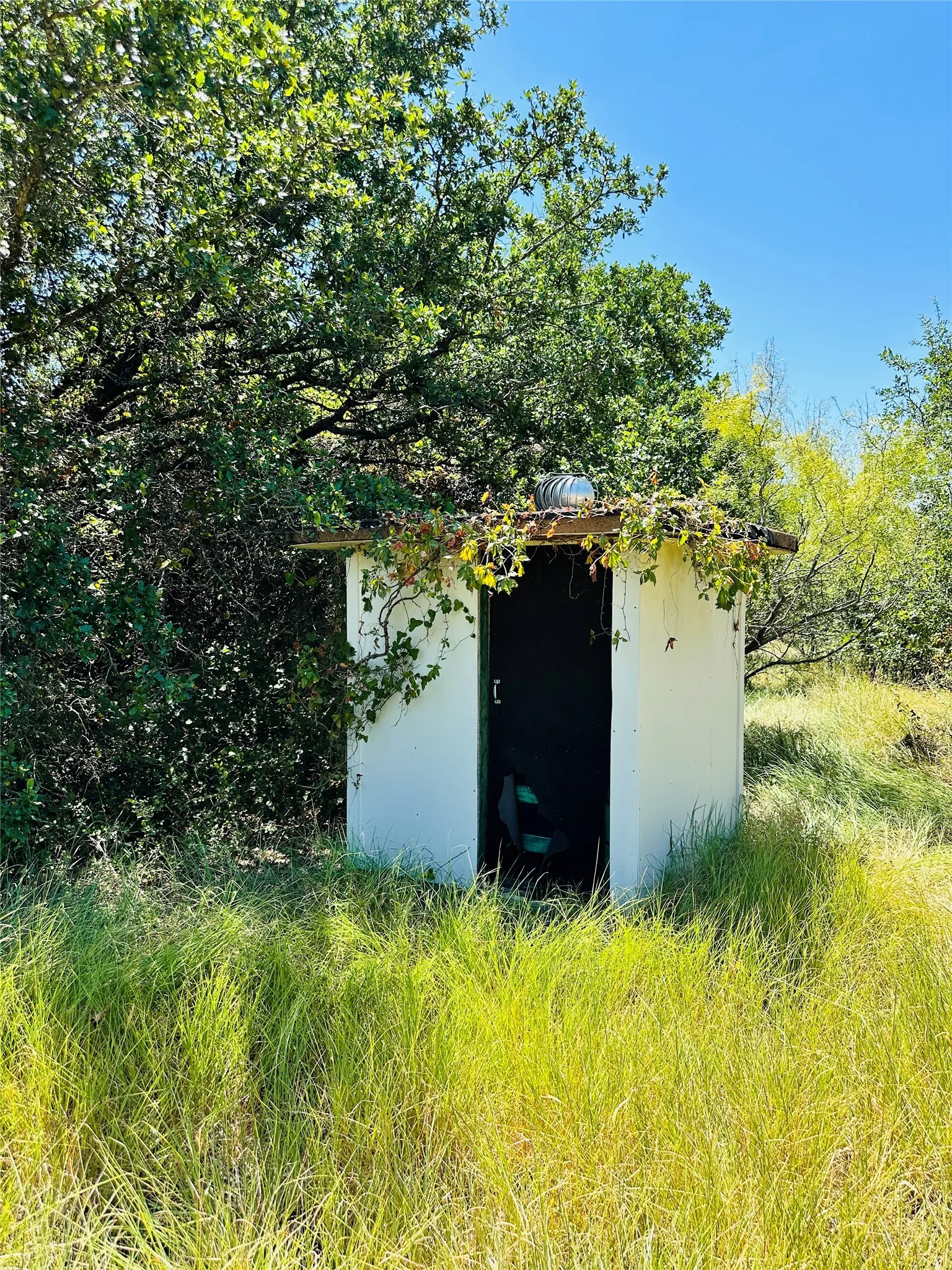 Single Family Residence For Sale in Brown County , 1020 Pleasant Valley Road, May, Texas 76857, 1 Bedroom, 1 Bathroom, Garage spaces, 576 Sqft, built in 2004, mls#21359378, Real Estate Agent in May, Homes For Sale in Brown county, Homes For Sale in May, Realtor in May Texas, Real Estate Brokerage Independent Realty Texas, Luminita Cordes Realtor