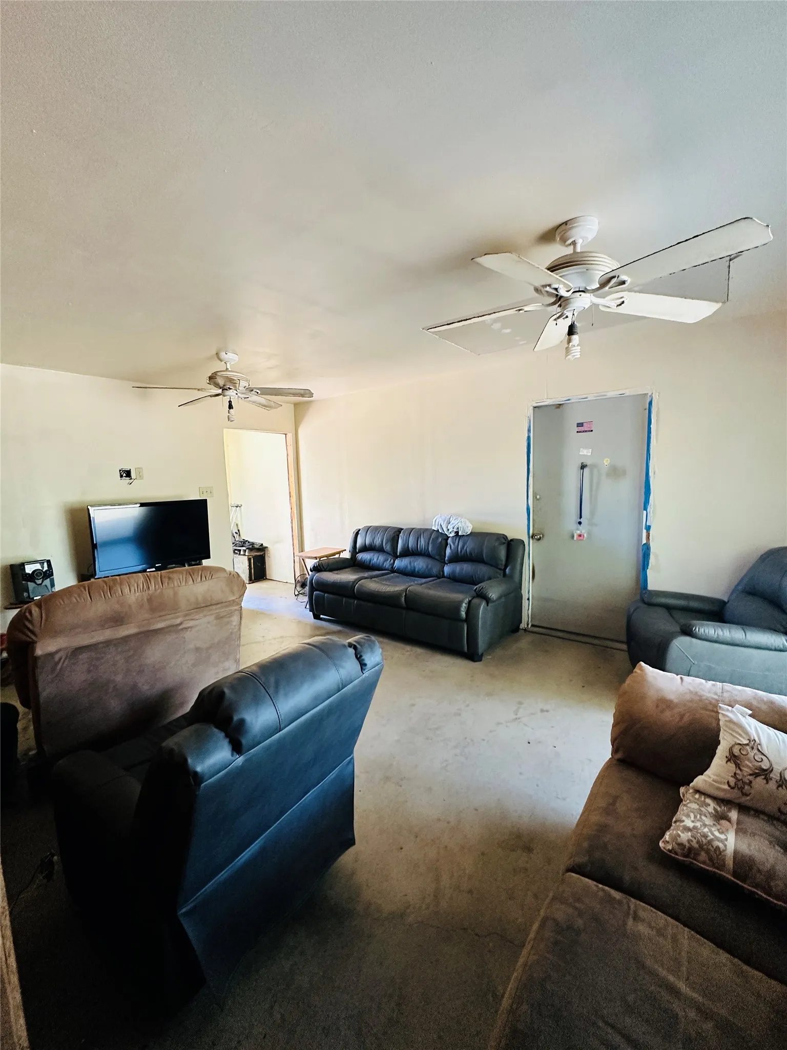 Single Family Residence For Sale in Brown County , 1020 Pleasant Valley Road, May, Texas 76857, 1 Bedroom, 1 Bathroom, Garage spaces, 576 Sqft, built in 2004, mls#21359378, Real Estate Agent in May, Homes For Sale in Brown county, Homes For Sale in May, Realtor in May Texas, Real Estate Brokerage Independent Realty Texas, Luminita Cordes Realtor